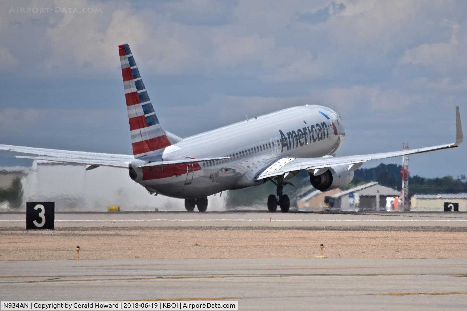 N934AN, 2000 Boeing 737-823 C/N 29531, Departing RWY 28R.