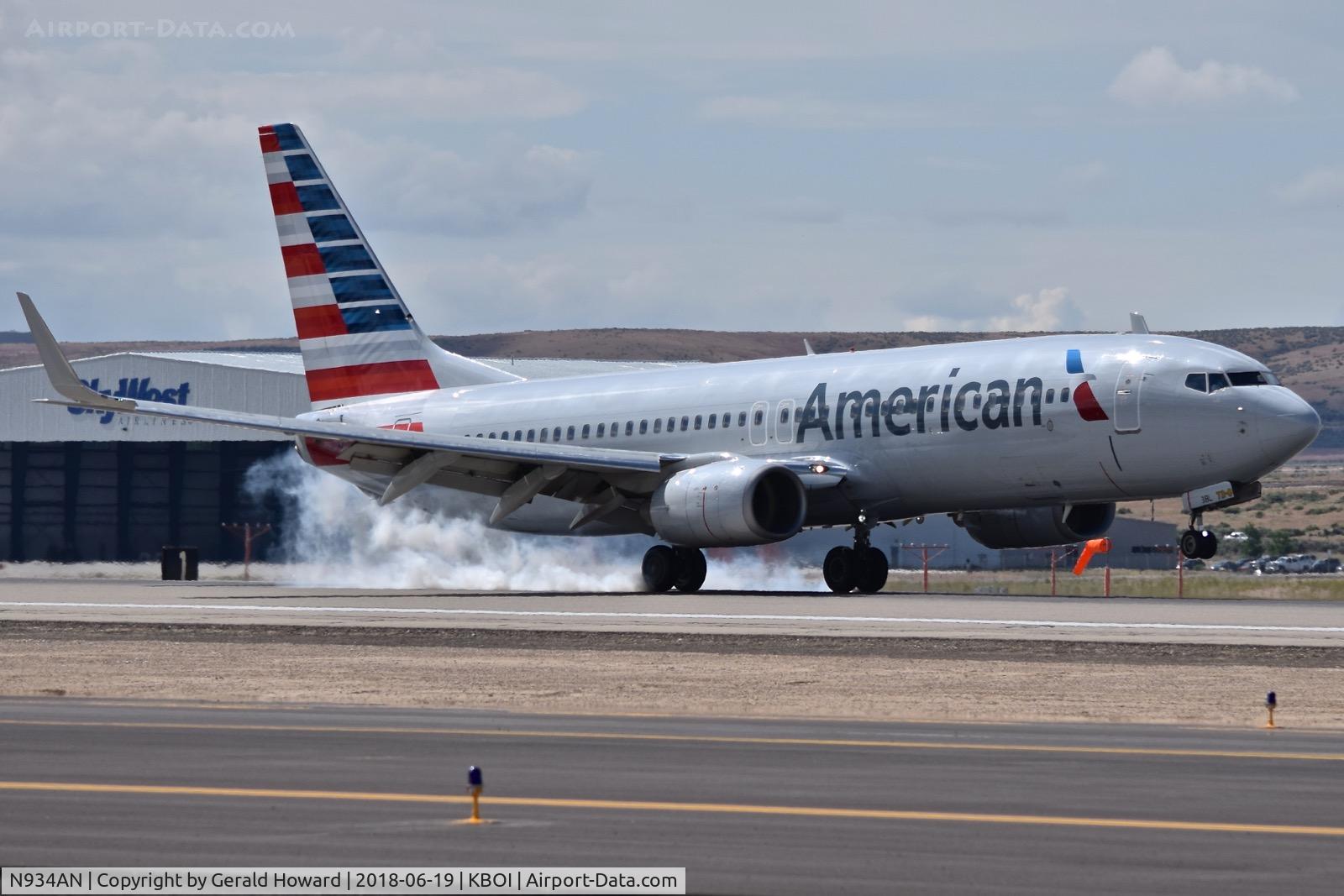 N934AN, 2000 Boeing 737-823 C/N 29531, Landing RWY 28R.
