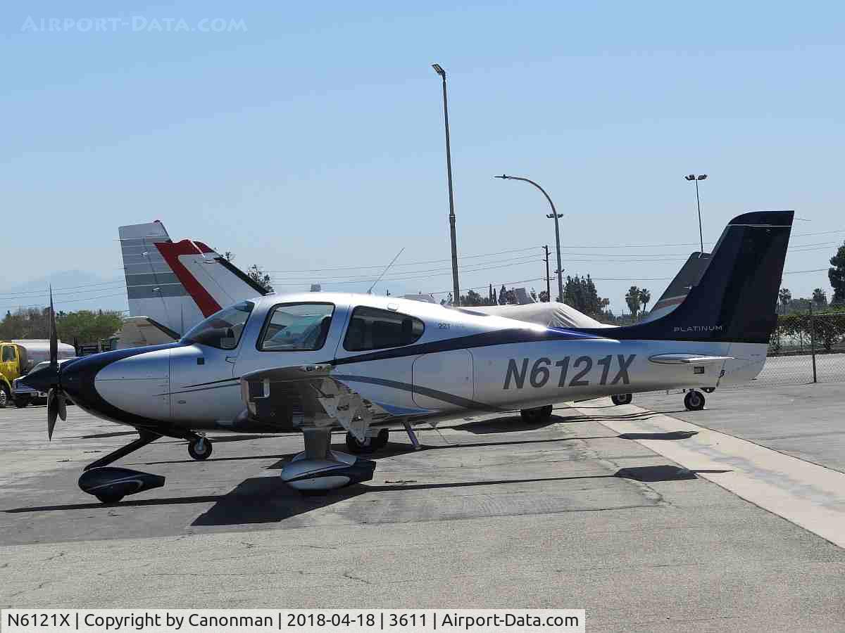 N6121X, 2015 Cirrus SR22T C/N 1082, Parked