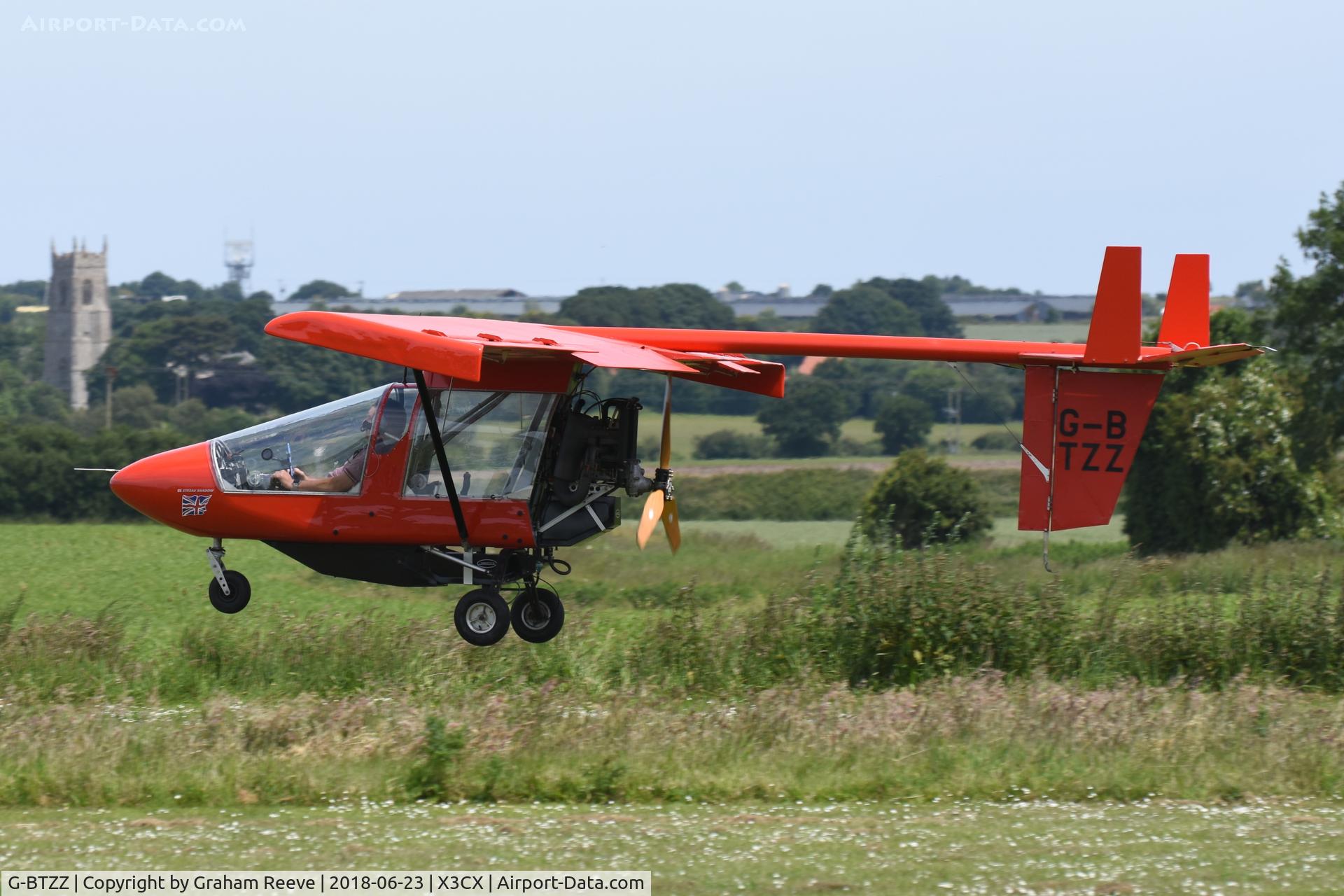 G-BTZZ, 1991 CFM Streak Shadow C/N PFA 206-12155, Landing at Northrepps.