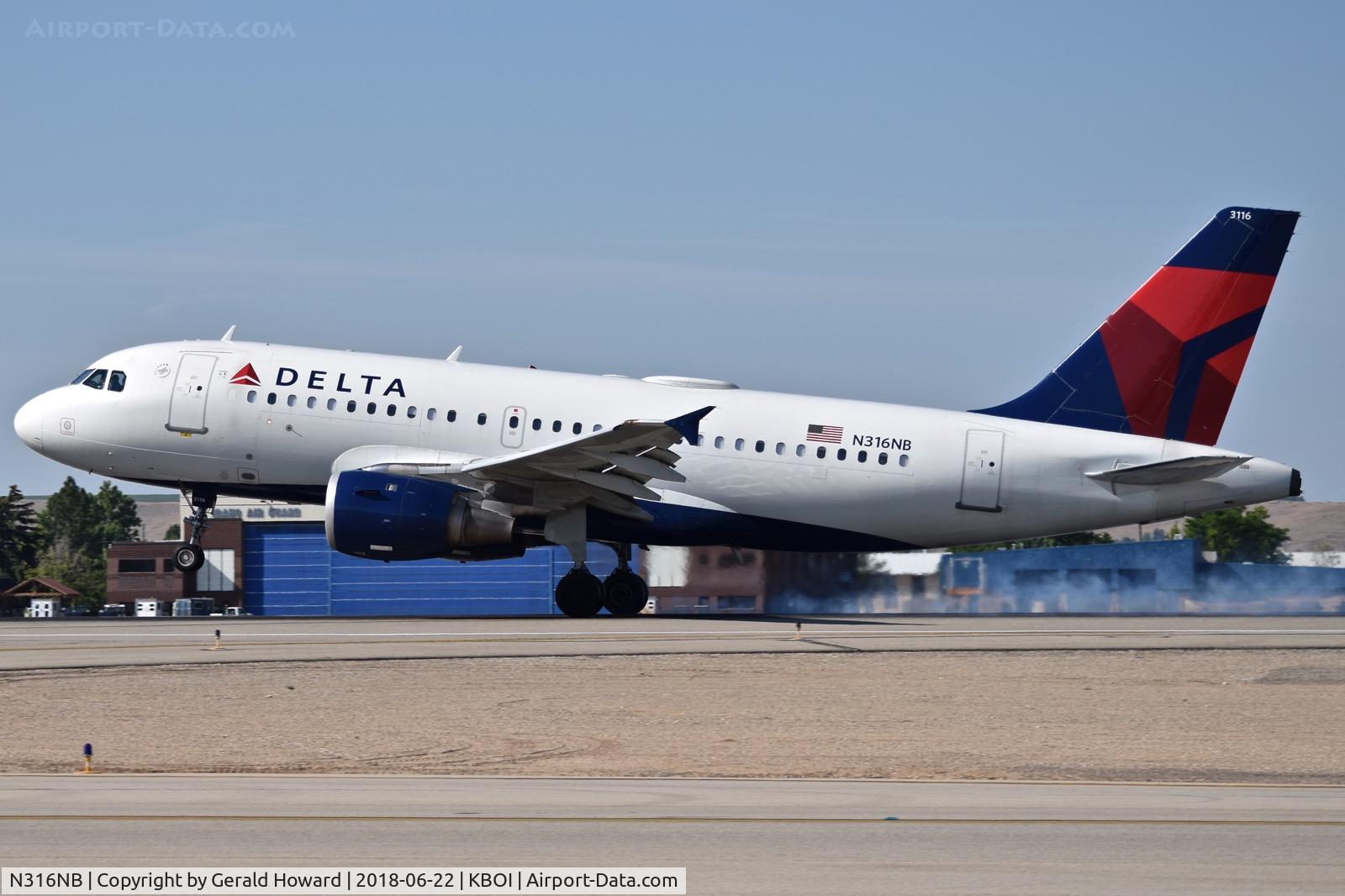 N316NB, 2000 Airbus A319-114 C/N 1249, Landing RWY 10L.