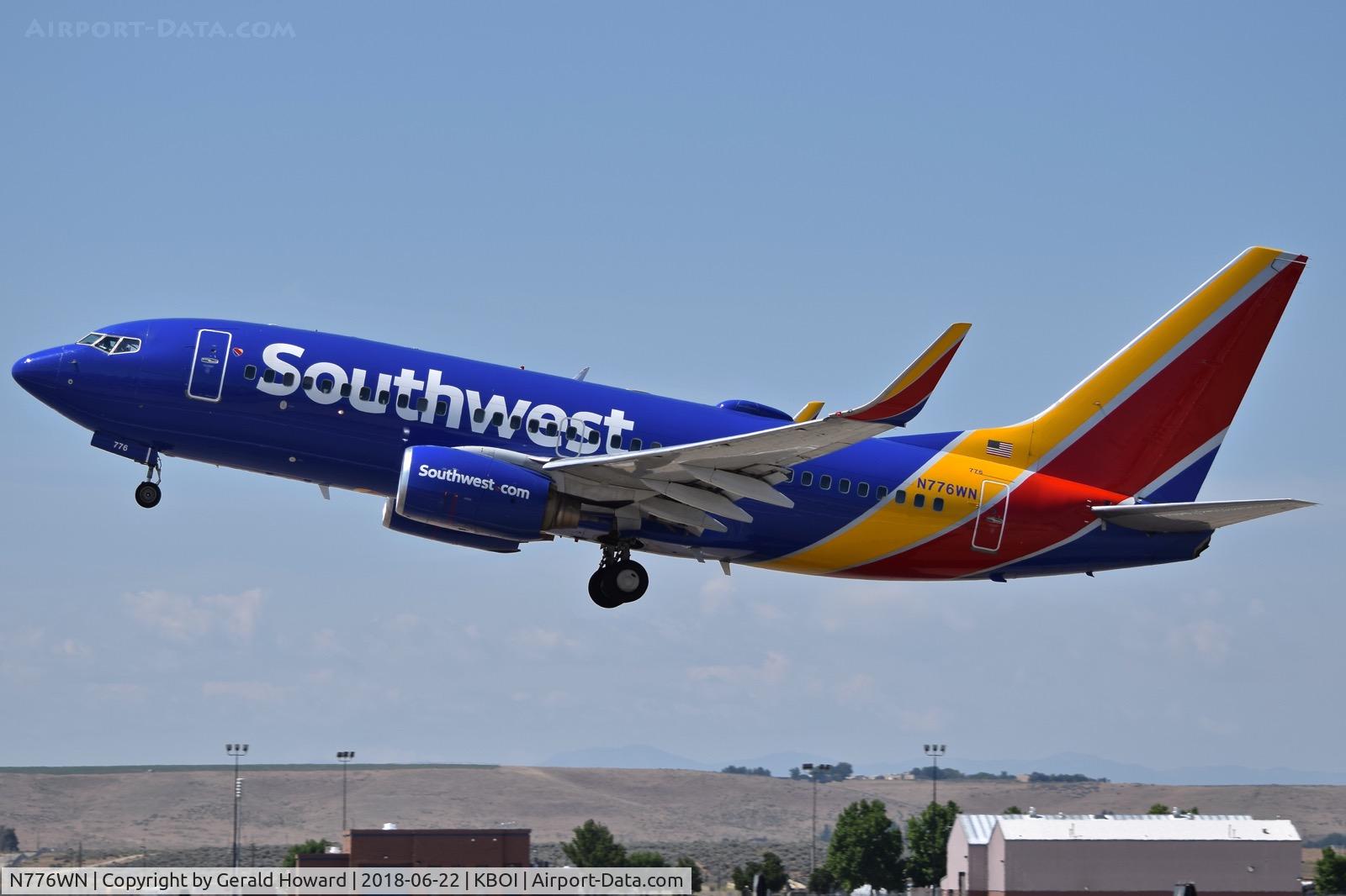 N776WN, 2000 Boeing 737-7H4 C/N 30591, Departing BOI.
