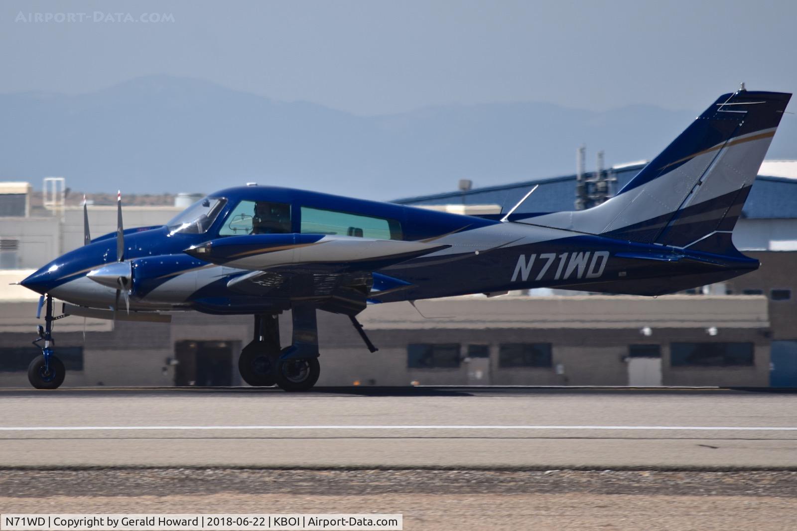 N71WD, 1971 Cessna 310Q C/N 310Q0107, Landing roll out on RWY 10L.
