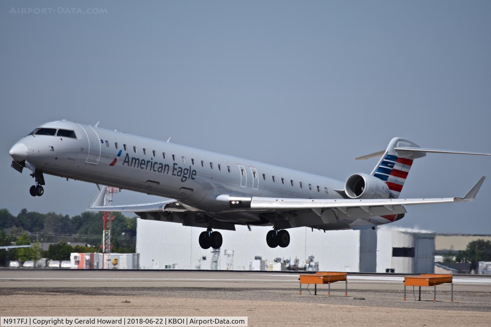 N917FJ, 2004 Bombardier CRJ-900ER (CL-600-2D24) C/N 15017, Landing RWY 10L.