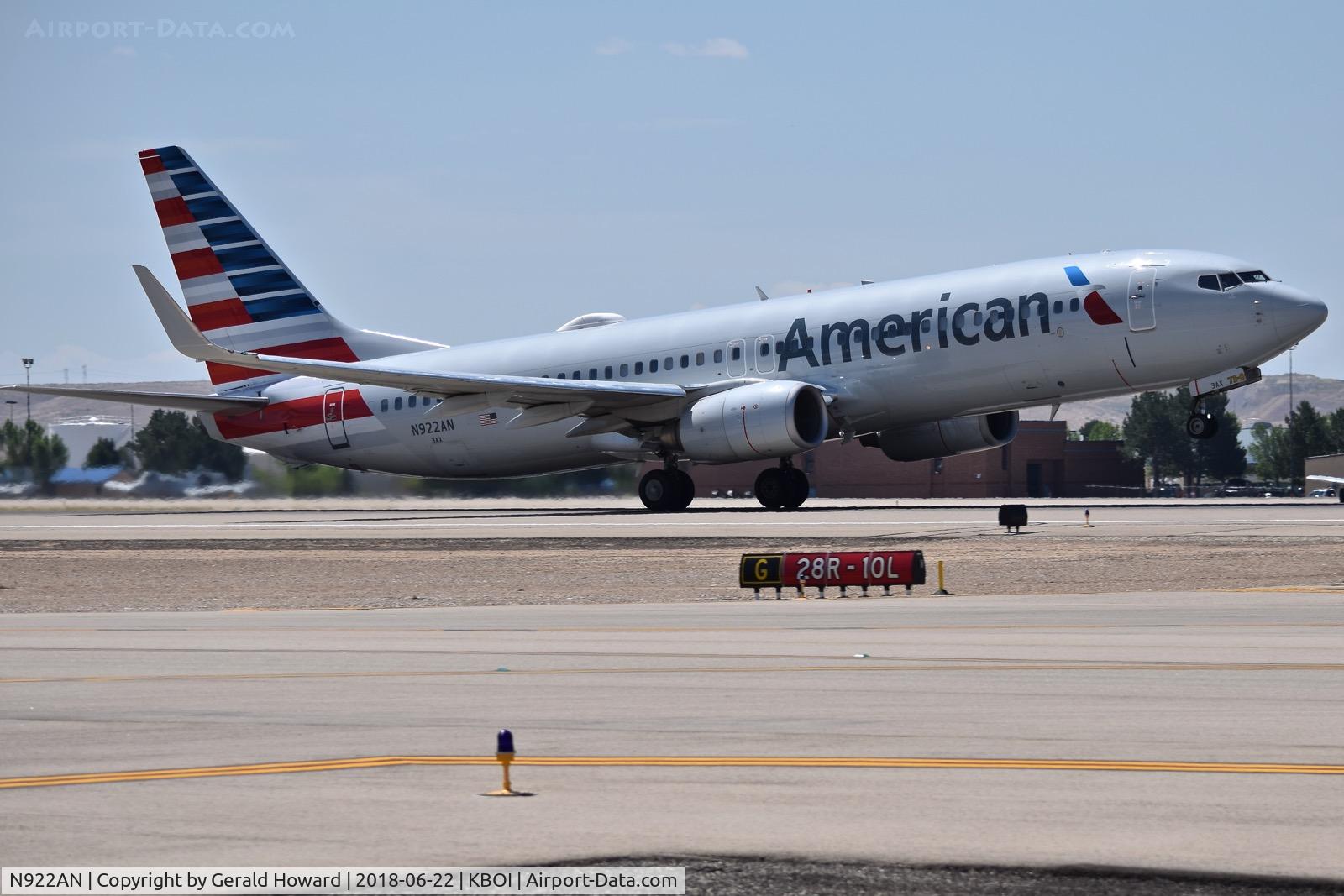 N922AN, 1999 Boeing 737-823 C/N 29523, Take off run on RWY 28R.