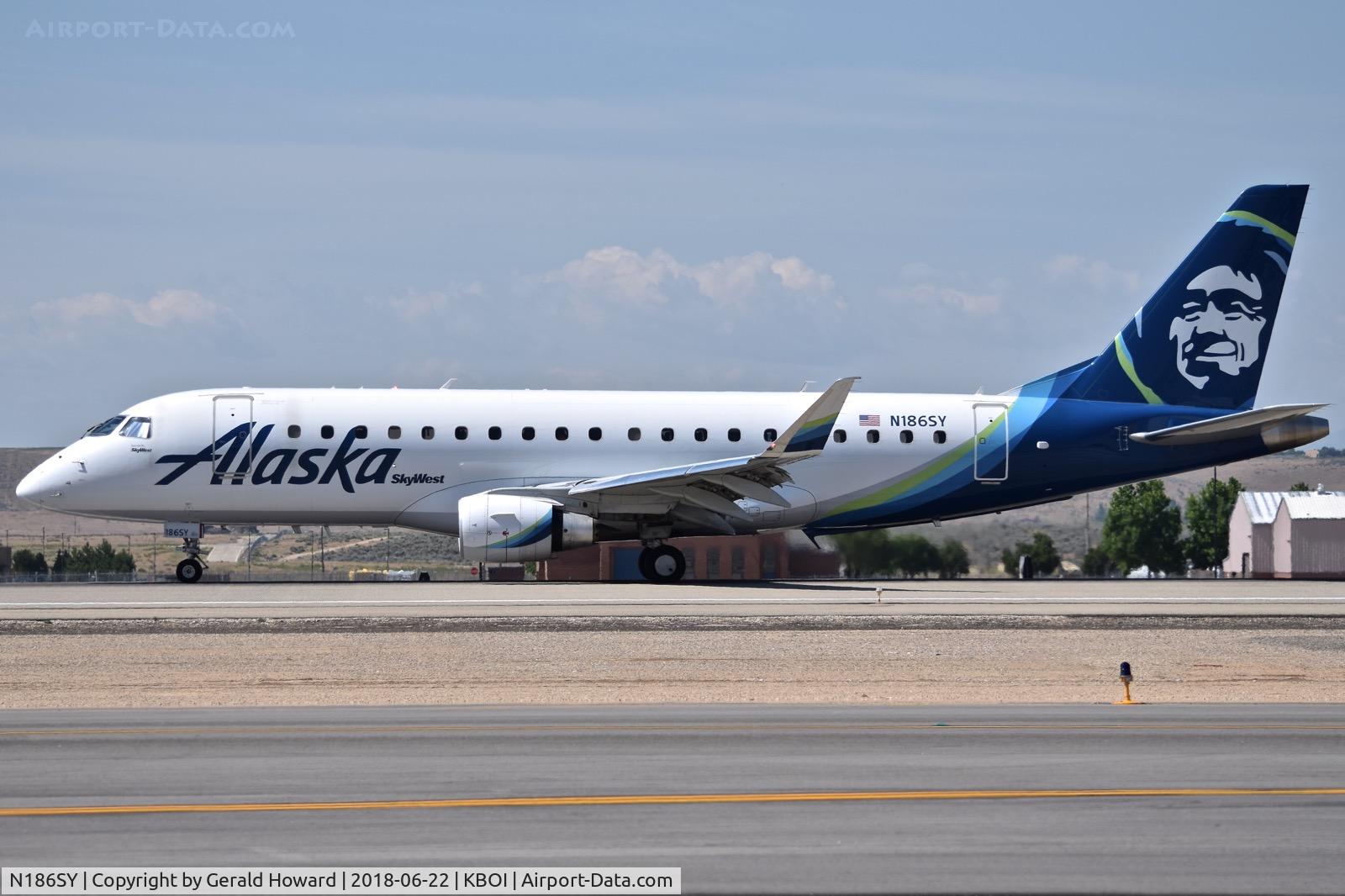 N186SY, 2016 Embraer 175LR (ERJ-170-200LR) C/N 17000606, Take off run on RWY 10L.