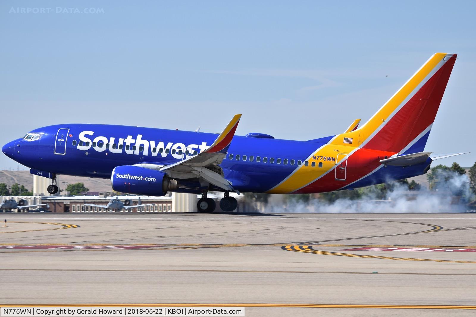 N776WN, 2000 Boeing 737-7H4 C/N 30591, Landing RWY 10L.