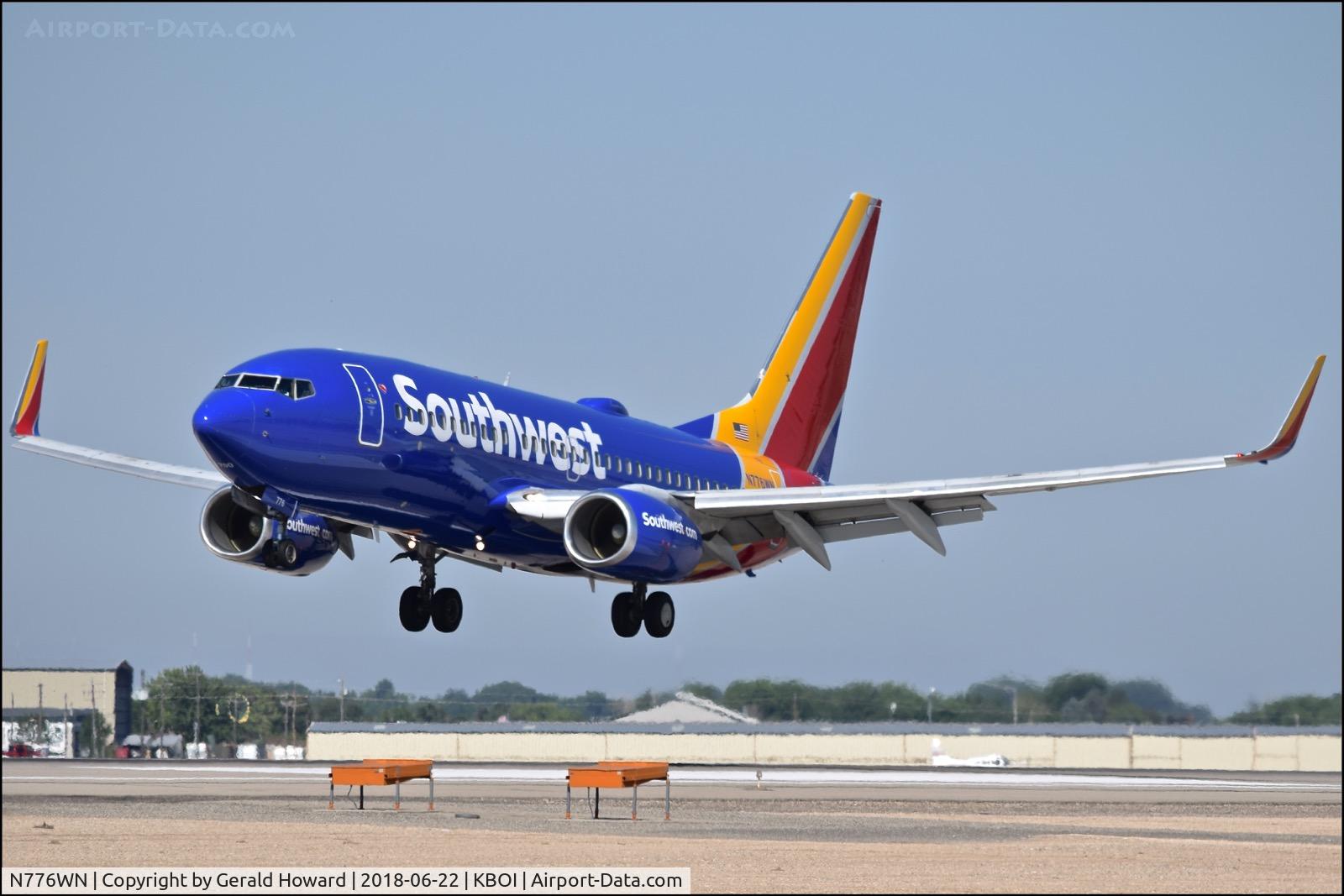 N776WN, 2000 Boeing 737-7H4 C/N 30591, Landing RWY 10L.