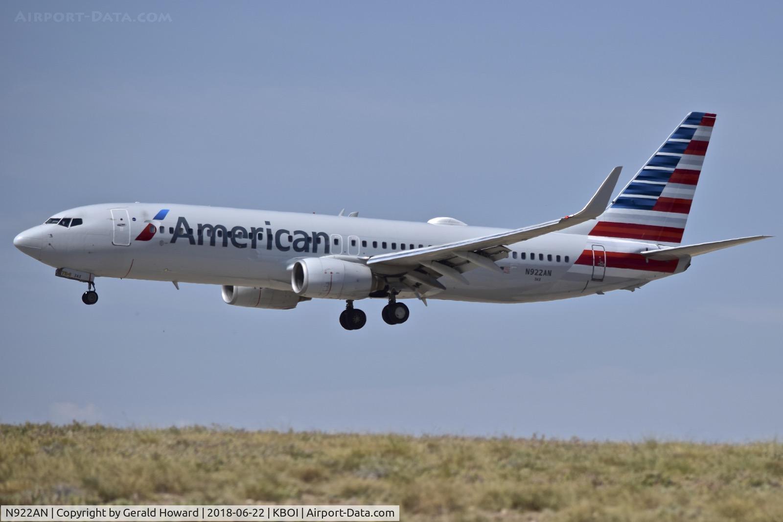 N922AN, 1999 Boeing 737-823 C/N 29523, Landing RWY 10R.