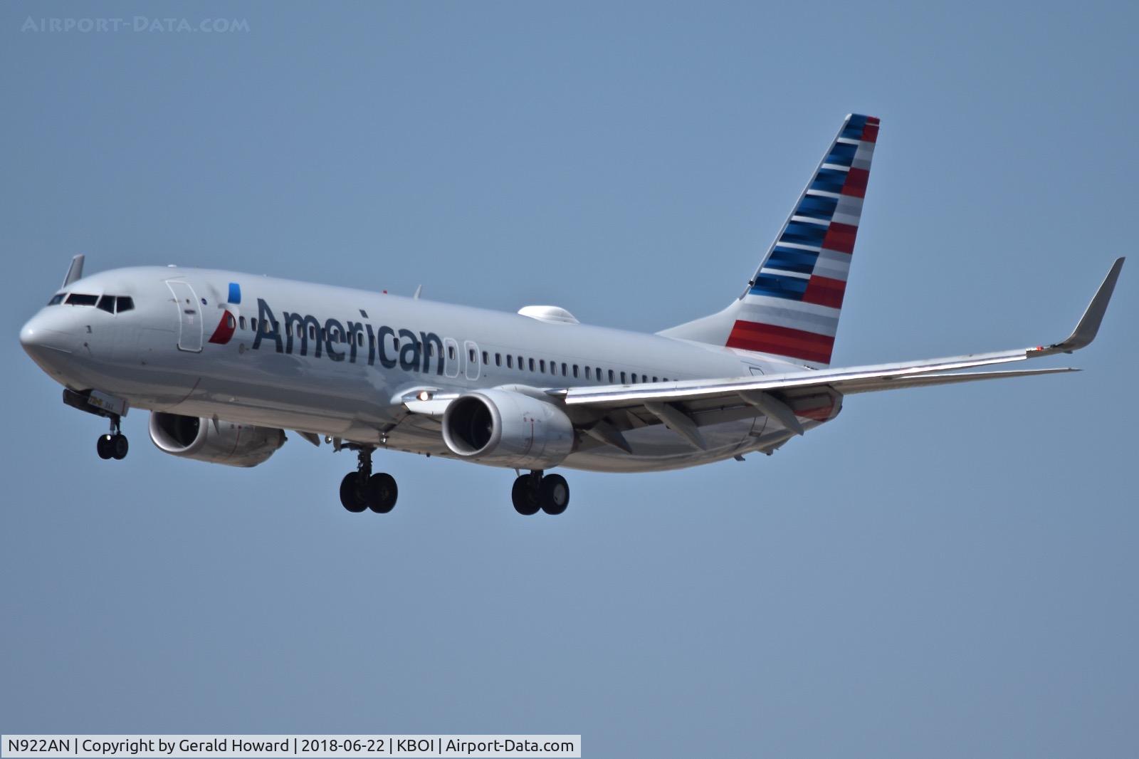 N922AN, 1999 Boeing 737-823 C/N 29523, Landing RWY 10R.