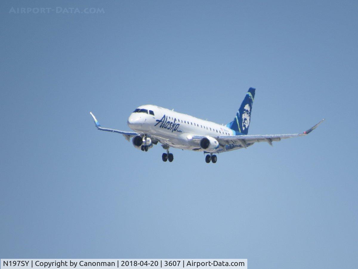 N197SY, 2018 Embraer 175LR (ERJ-170-200LR) C/N 17000709, Landing