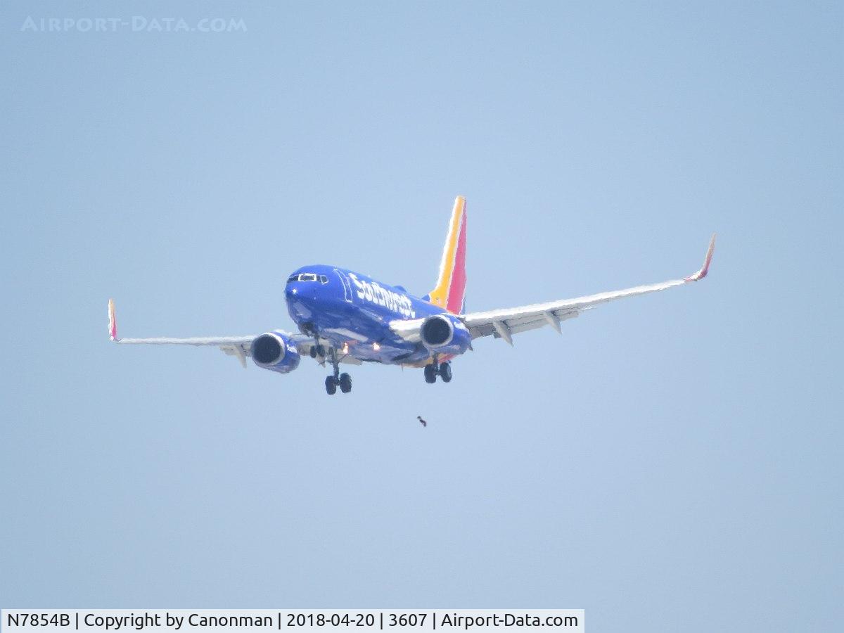 N7854B, 2006 Boeing 737-71B C/N 29372, Landing