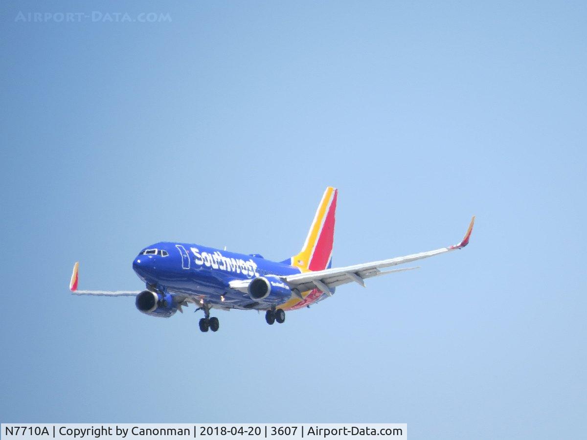 N7710A, 2005 Boeing 737-76N C/N 32656, Landing