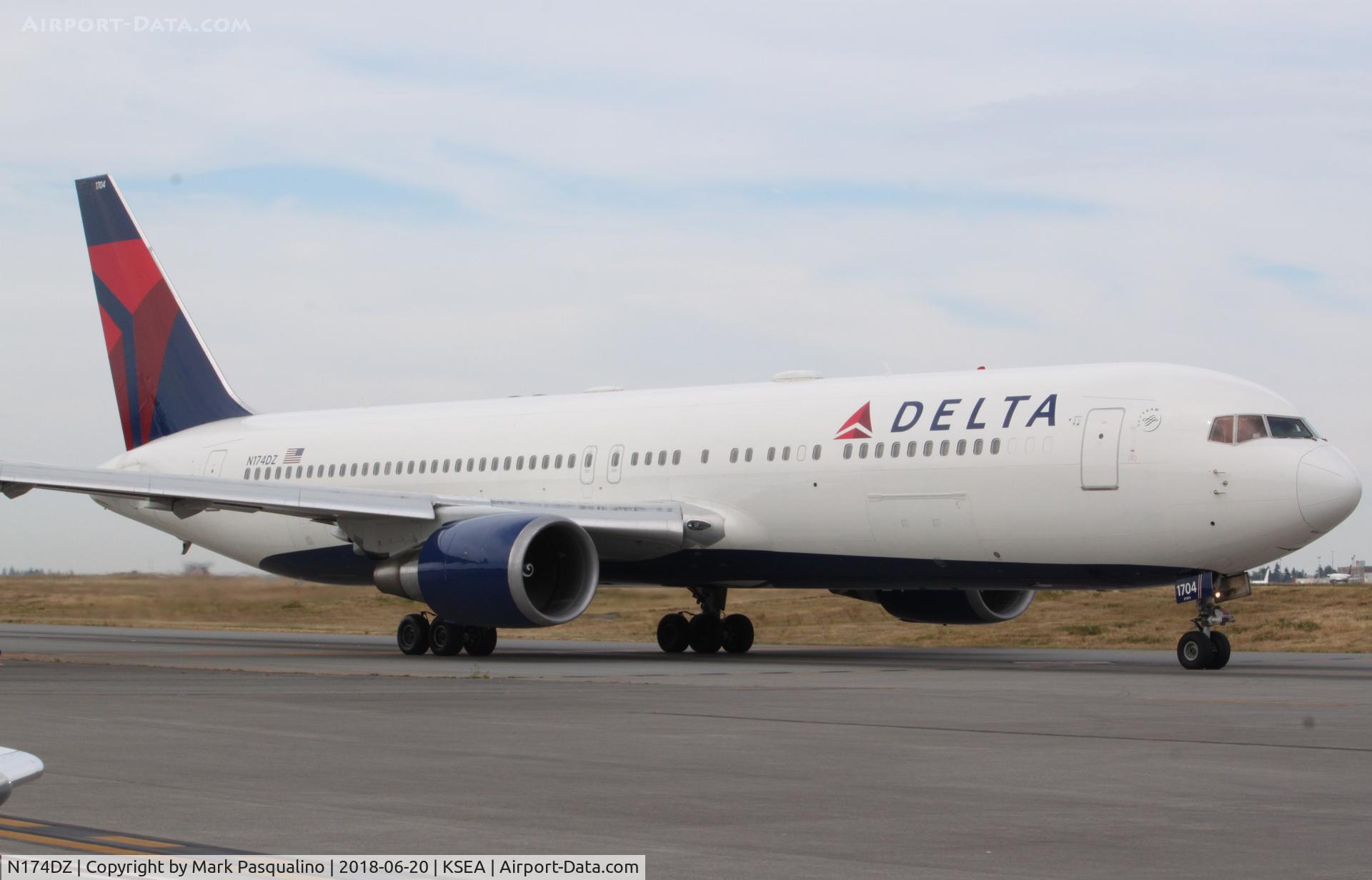 N174DZ, 1998 Boeing 767-332 C/N 29693, Boeing 767-300