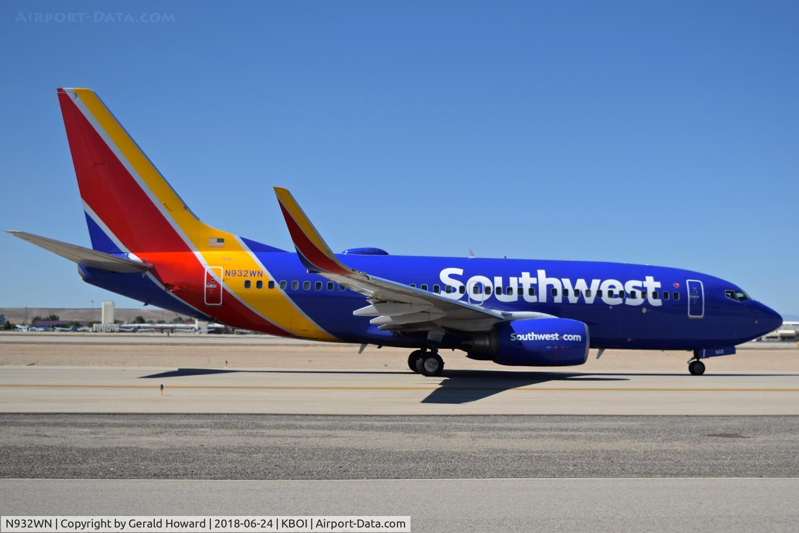 N932WN, 2009 Boeing 737-7H4 C/N 36639, Taxiing on Alpha.