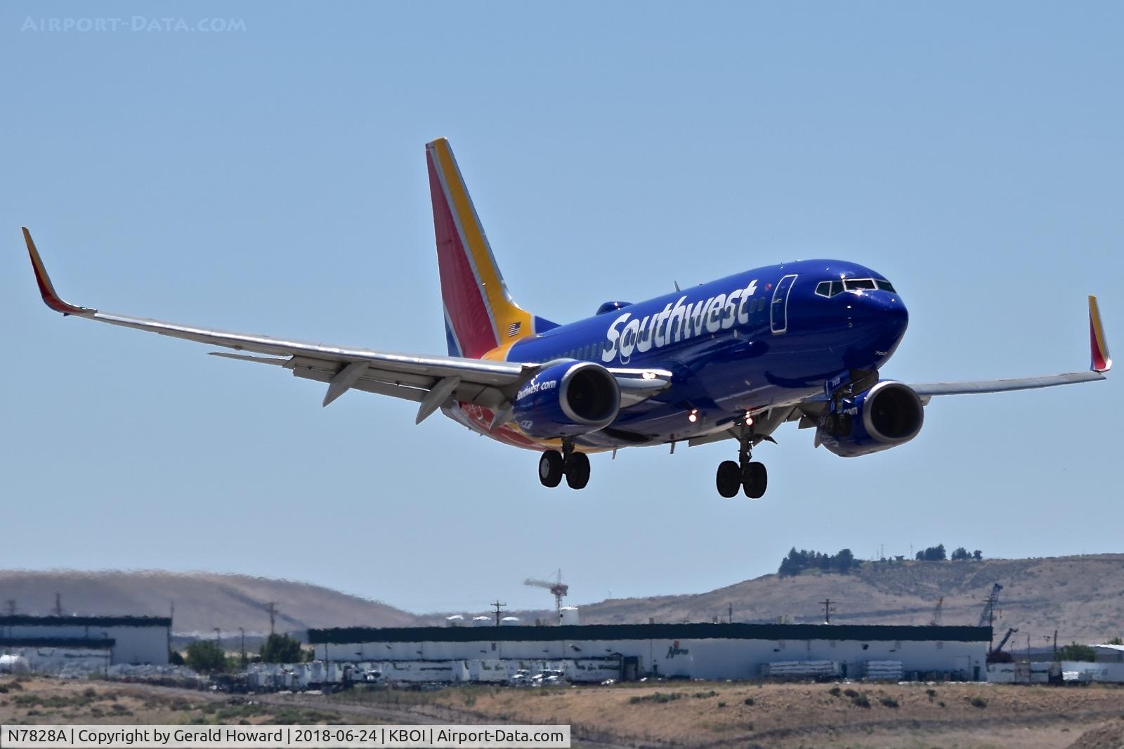 N7828A, 2003 Boeing 737-7CT C/N 33697, Landing approach to RWY 28R.