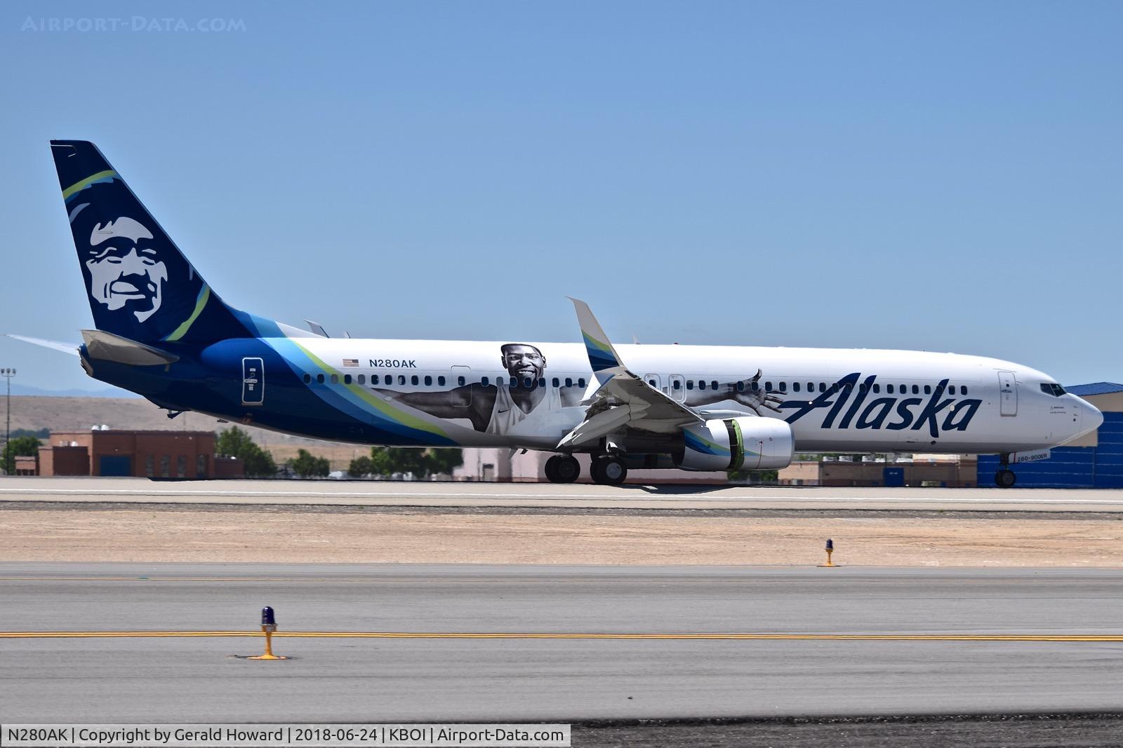 N280AK, 2017 Boeing 737-900/ER C/N 60582, Landing roll out on RWY 28R.