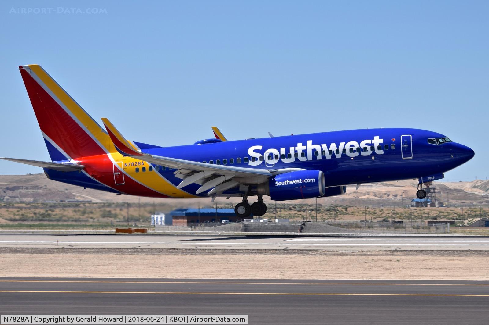 N7828A, 2003 Boeing 737-7CT C/N 33697, Landing RWY 28R.