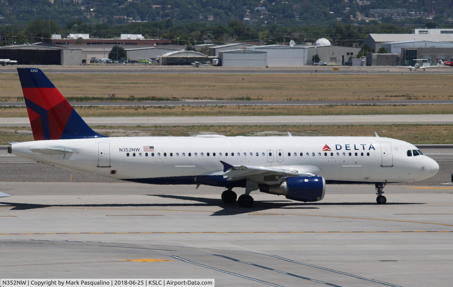 N352NW, 1998 Airbus A320-212 C/N 778, Airbus A320-212