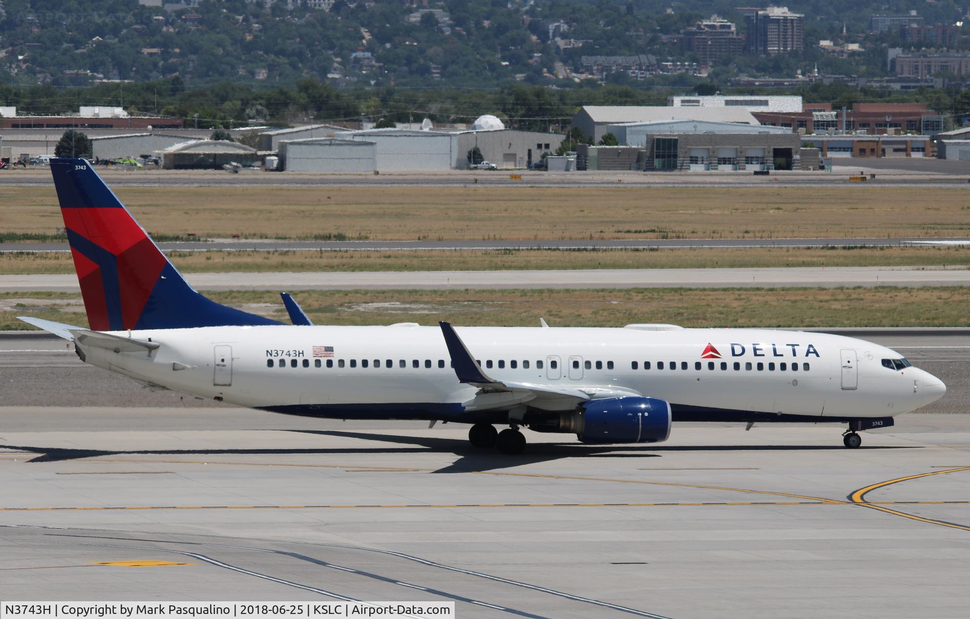 N3743H, 2001 Boeing 737-832 C/N 30836, Boeing 737-800