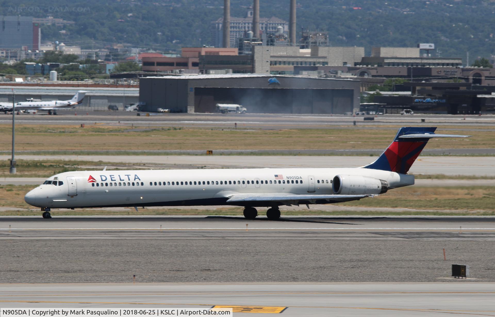 N905DA, 1995 McDonnell Douglas MD-90-30 C/N 53385, MD-90-30