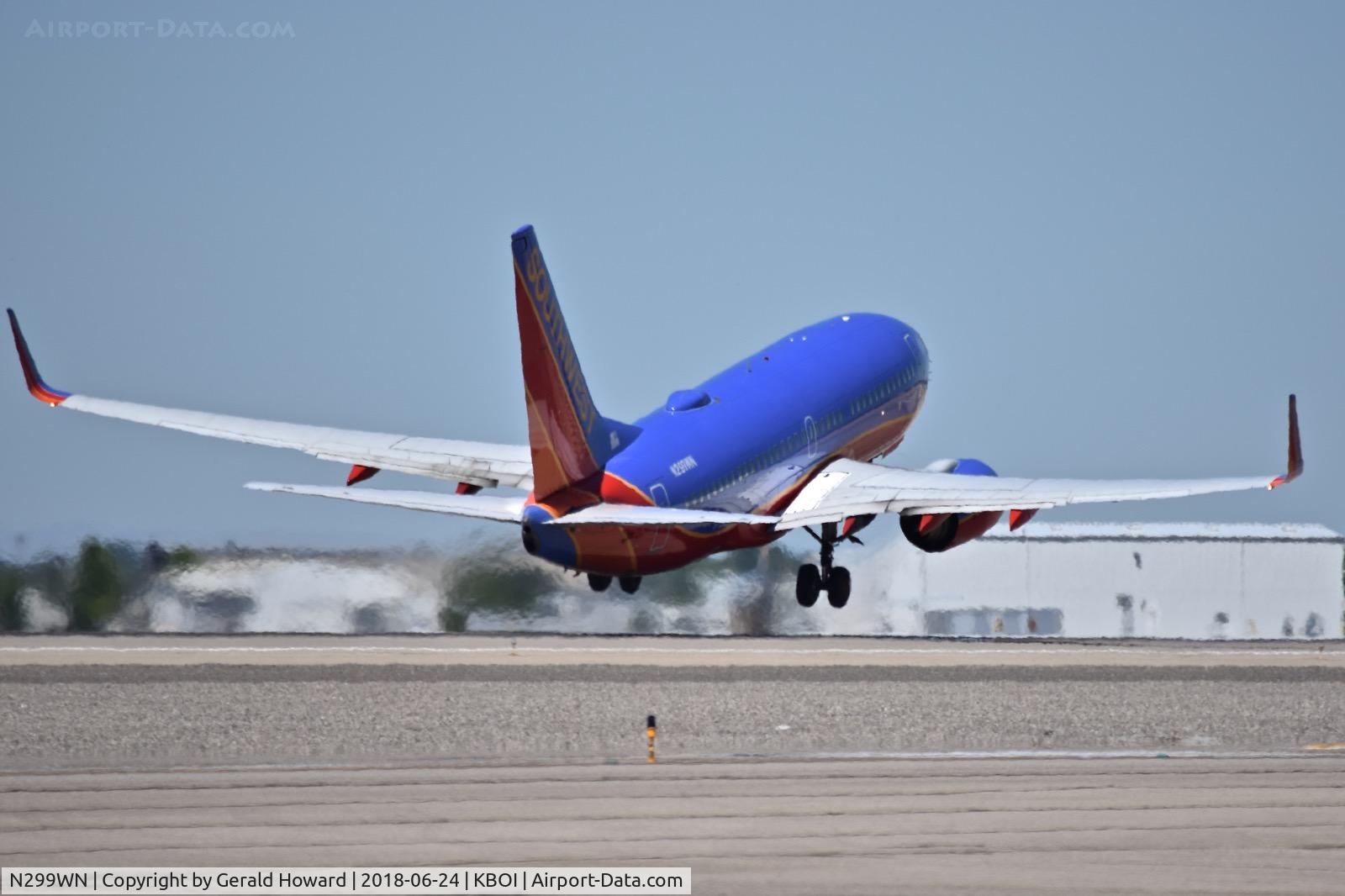 N299WN, 2007 Boeing 737-7H4 C/N 36614, Lift off from RWY 28R.
