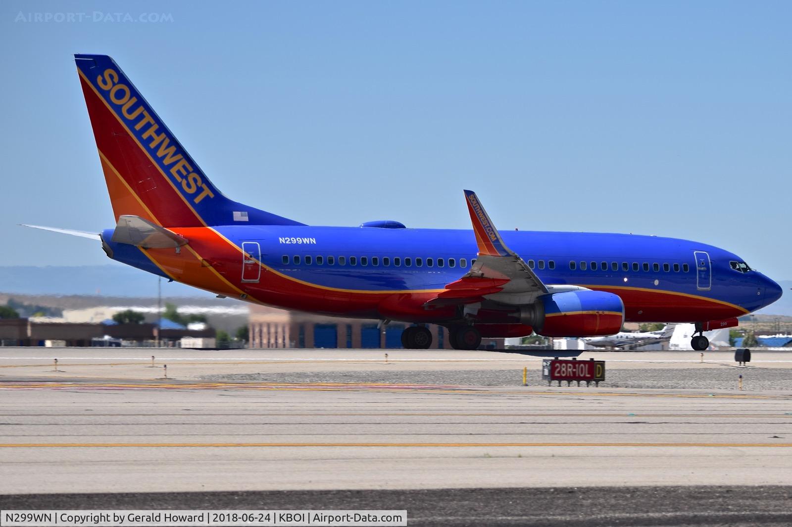 N299WN, 2007 Boeing 737-7H4 C/N 36614, Take off run on RWY 28R.
