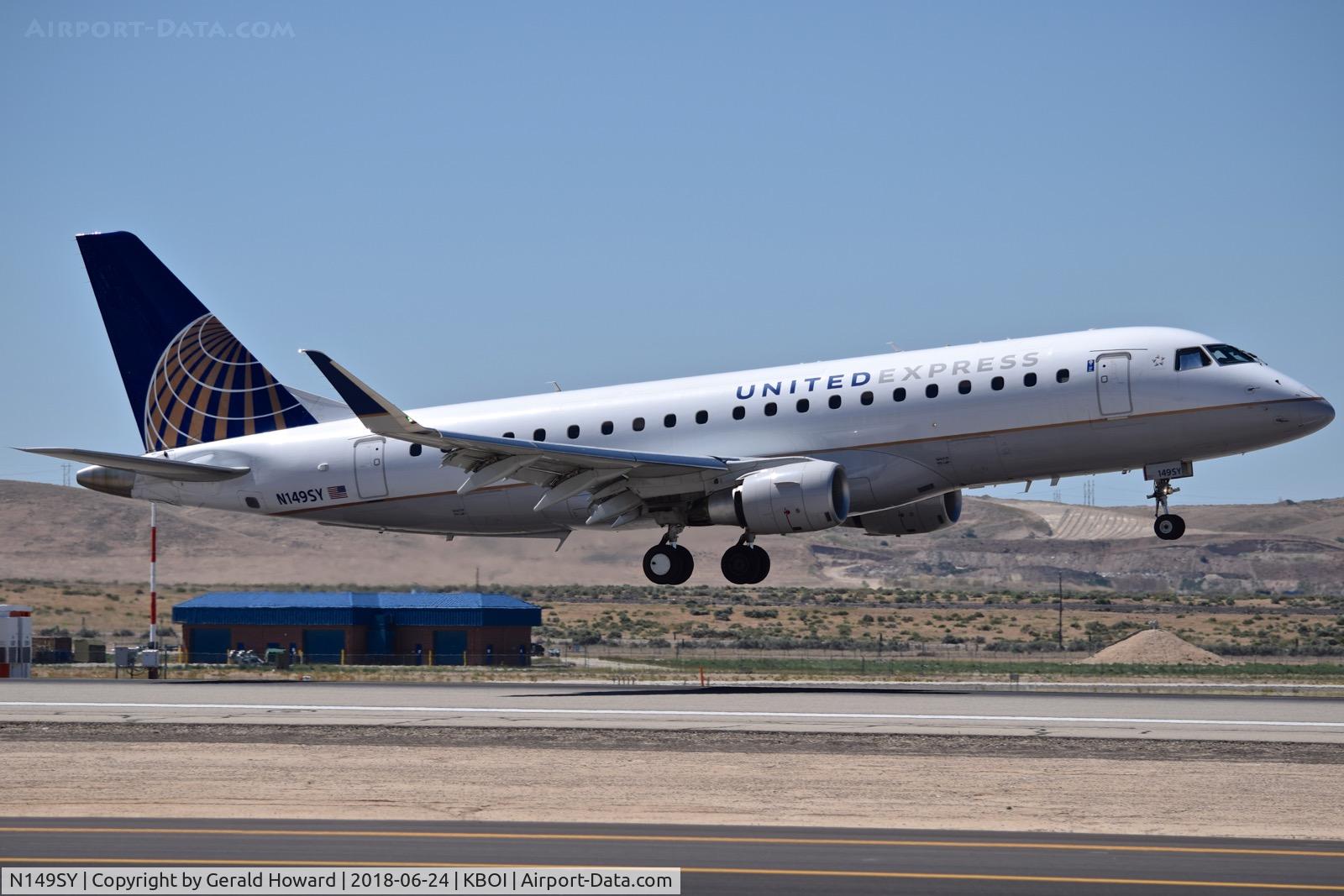 N149SY, 2015 Embraer 175LR (ERJ-170-200LR) C/N 17000495, Landing RWY 28R.