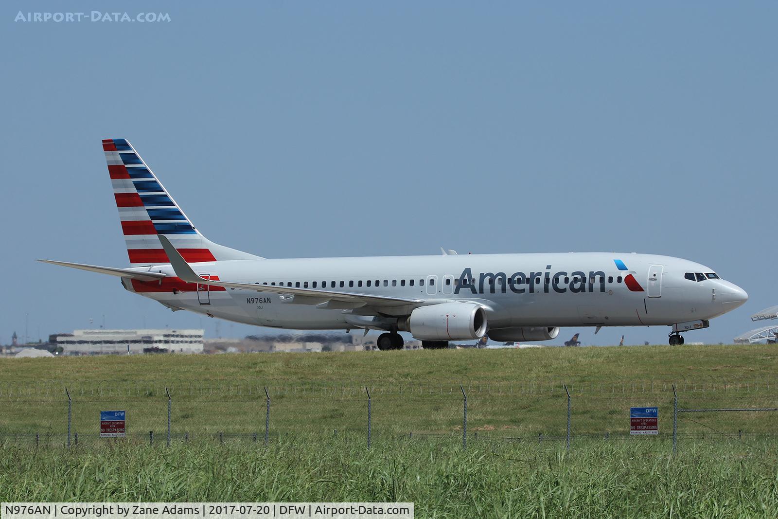 N976AN, 2001 Boeing 737-823 C/N 30099, At DFW Airport