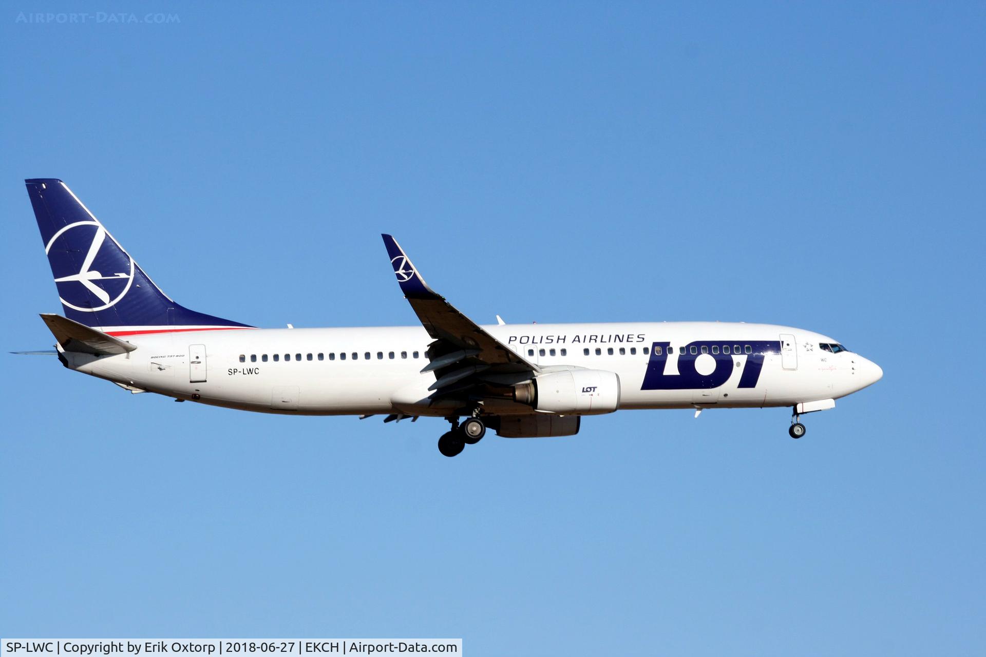 SP-LWC, 2005 Boeing 737-89P C/N 30691, SP-LWC landing rw 22L