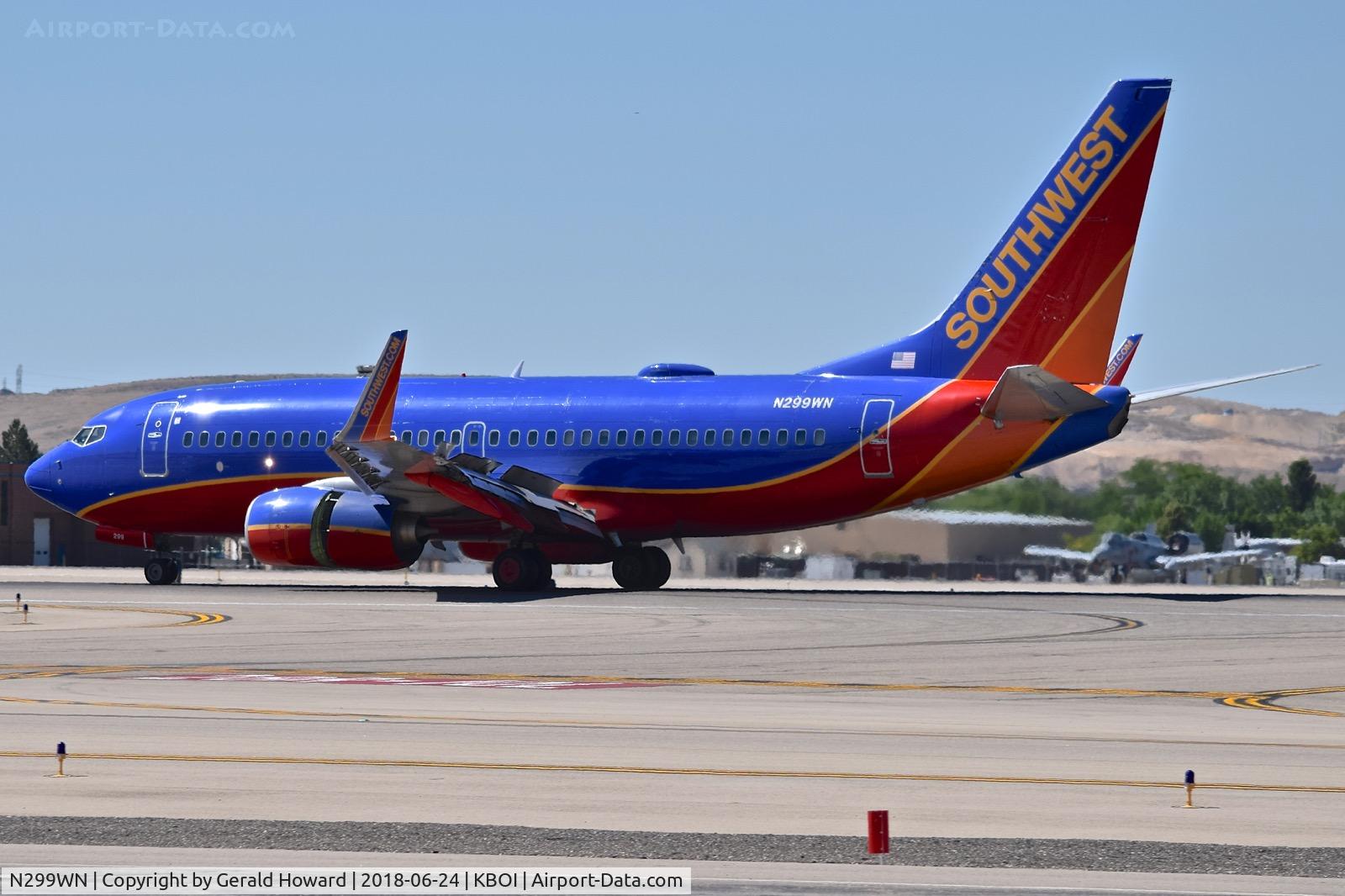 N299WN, 2007 Boeing 737-7H4 C/N 36614, Landing roll out on RWY 10L.