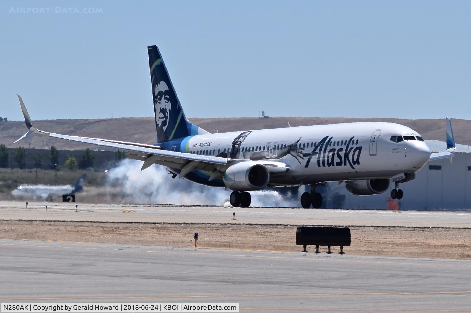 N280AK, 2017 Boeing 737-900/ER C/N 60582, Touch down on RWY 28R.