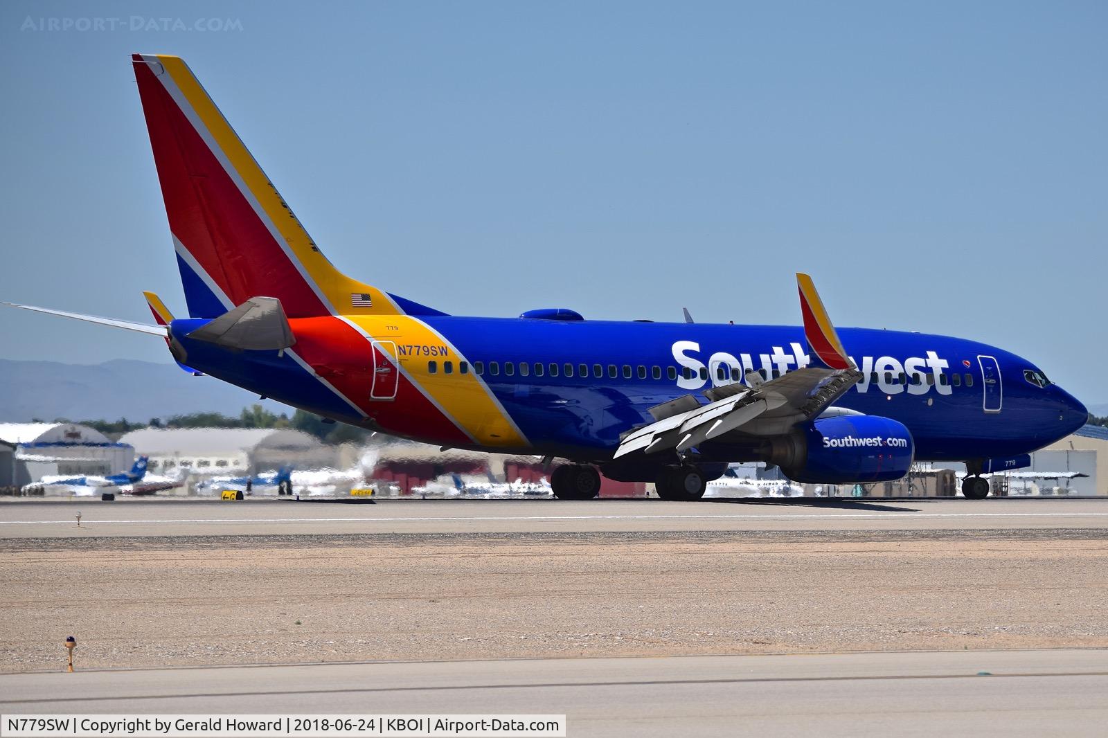 N779SW, 2000 Boeing 737-7H4 C/N 27884, Landing roll out on RWY 28R.