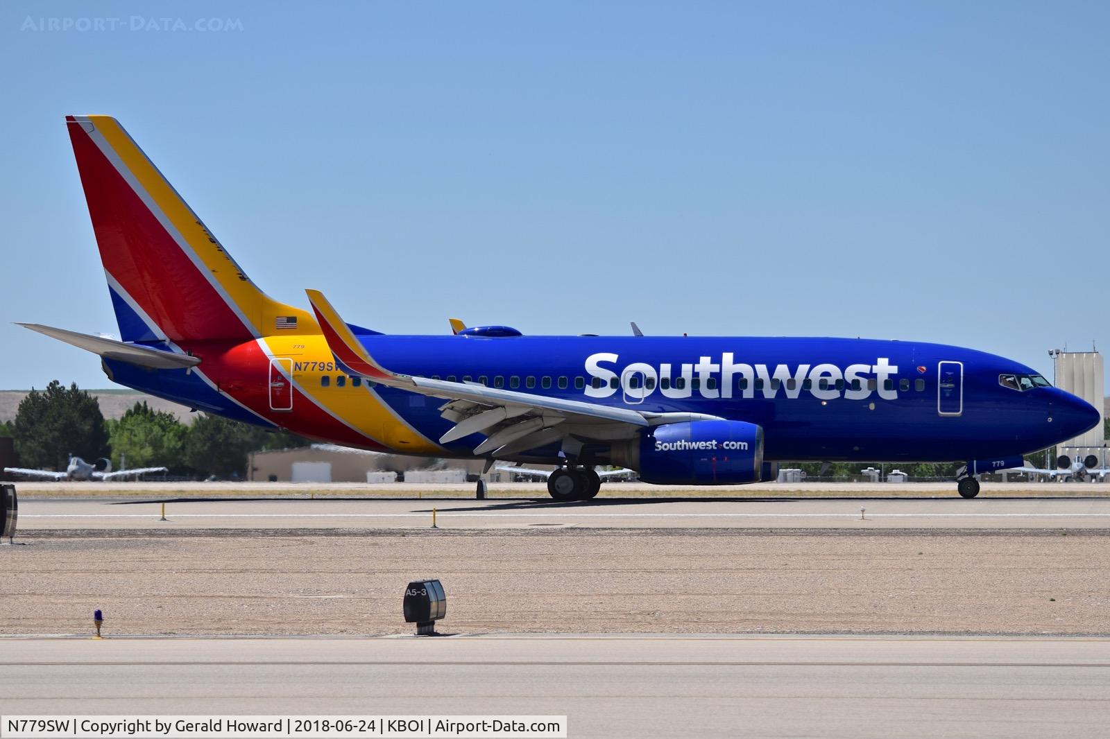 N779SW, 2000 Boeing 737-7H4 C/N 27884, Landing roll out on RWY 28R.