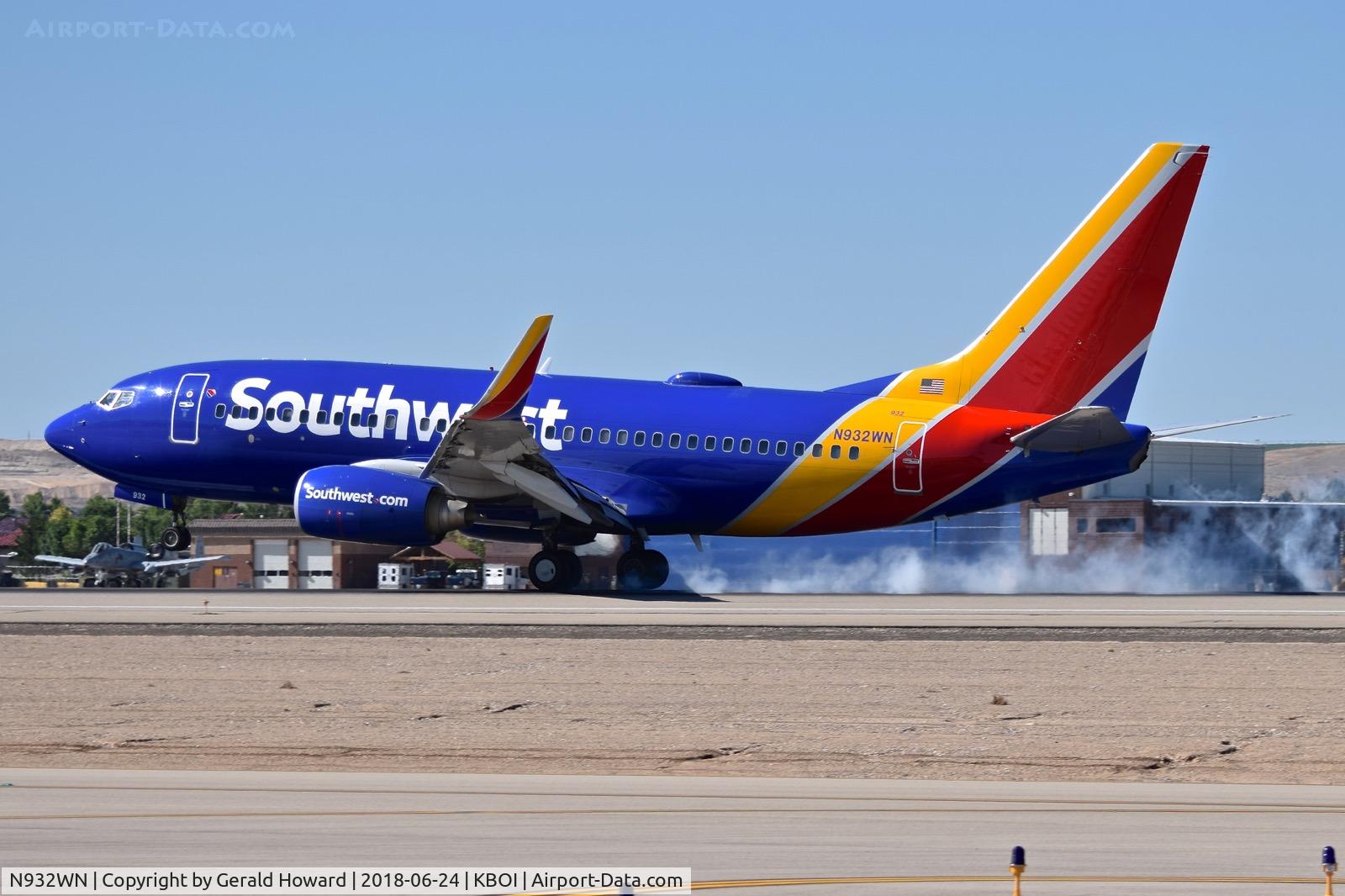 N932WN, 2009 Boeing 737-7H4 C/N 36639, Touch down on RWY 10L.