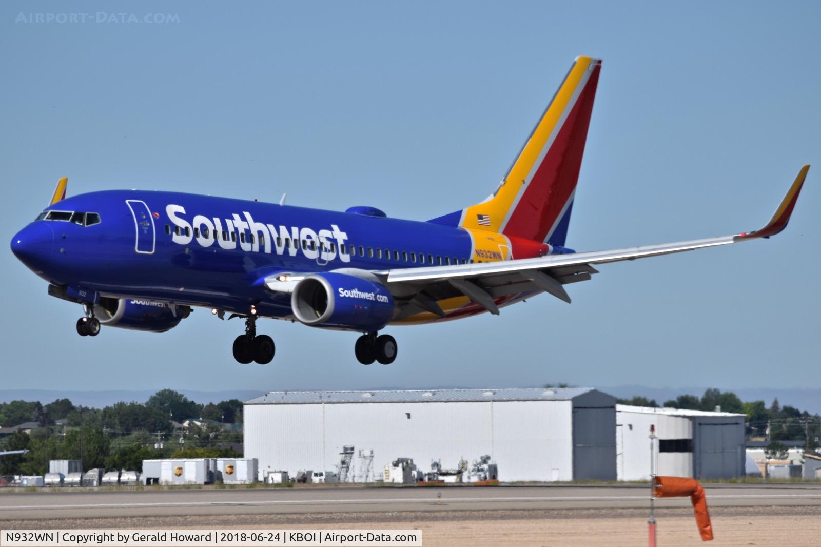 N932WN, 2009 Boeing 737-7H4 C/N 36639, Landing RWY 10L.