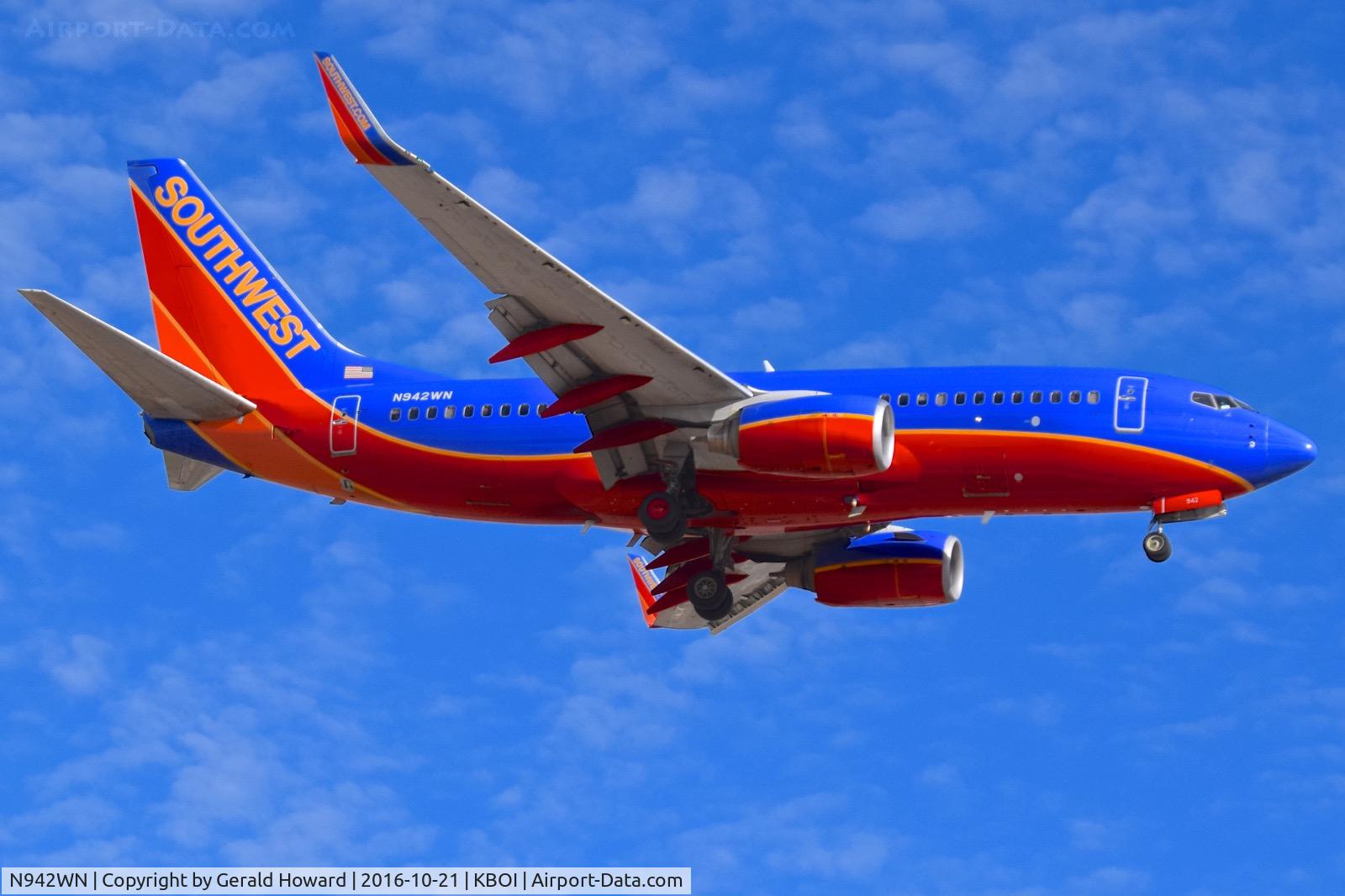 N942WN, 2009 Boeing 737-7H4 C/N 36648, Landing RWY 10L.