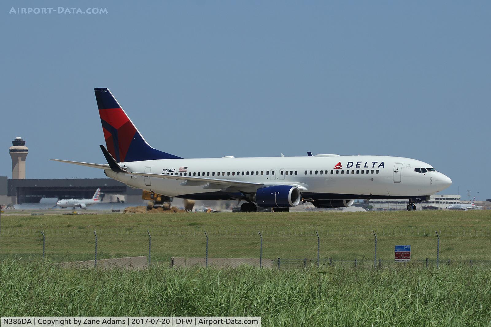 N386DA, 1999 Boeing 737-832 C/N 30373, At DFW Airport