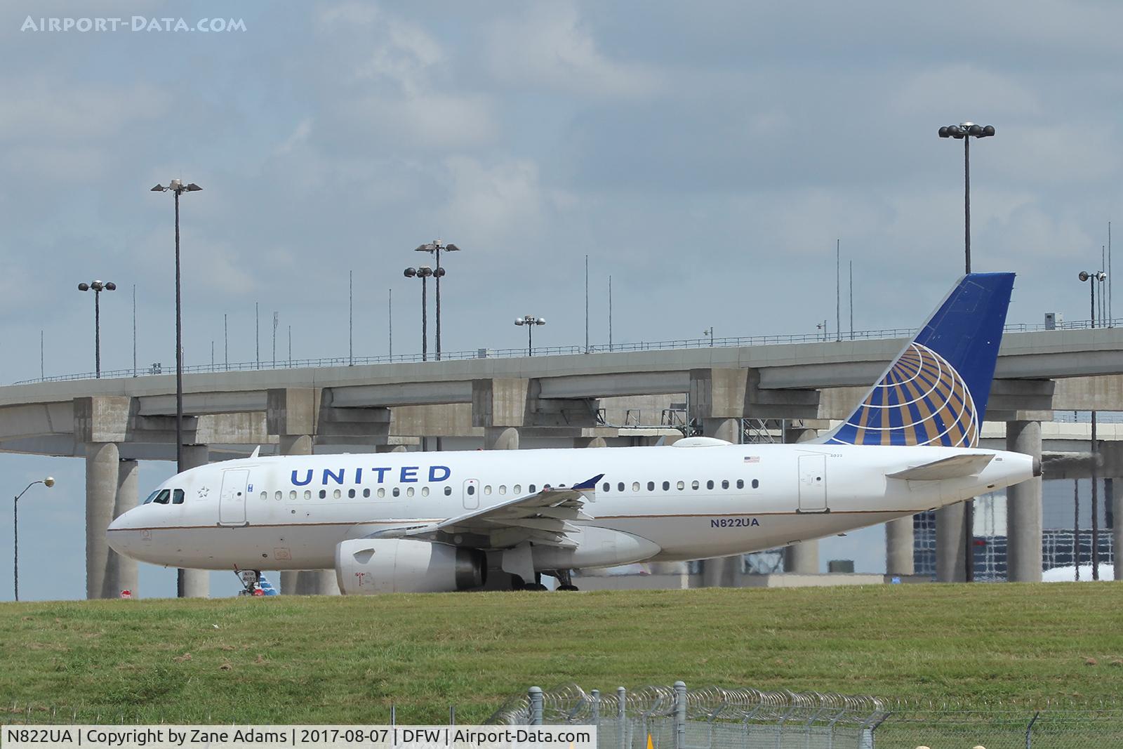 N822UA, 1998 Airbus A319-131 C/N 948, At DFW Airport