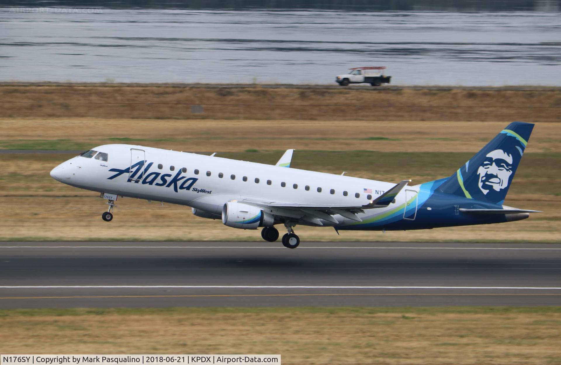 N176SY, 2015 Embraer 175LR (ERJ-170-200LR) C/N 17000533, ERJ 170-200 LR