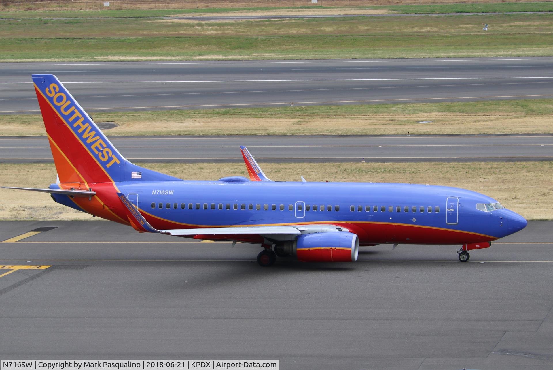 N716SW, 1998 Boeing 737-7H4 C/N 27850, Boeing 737-700