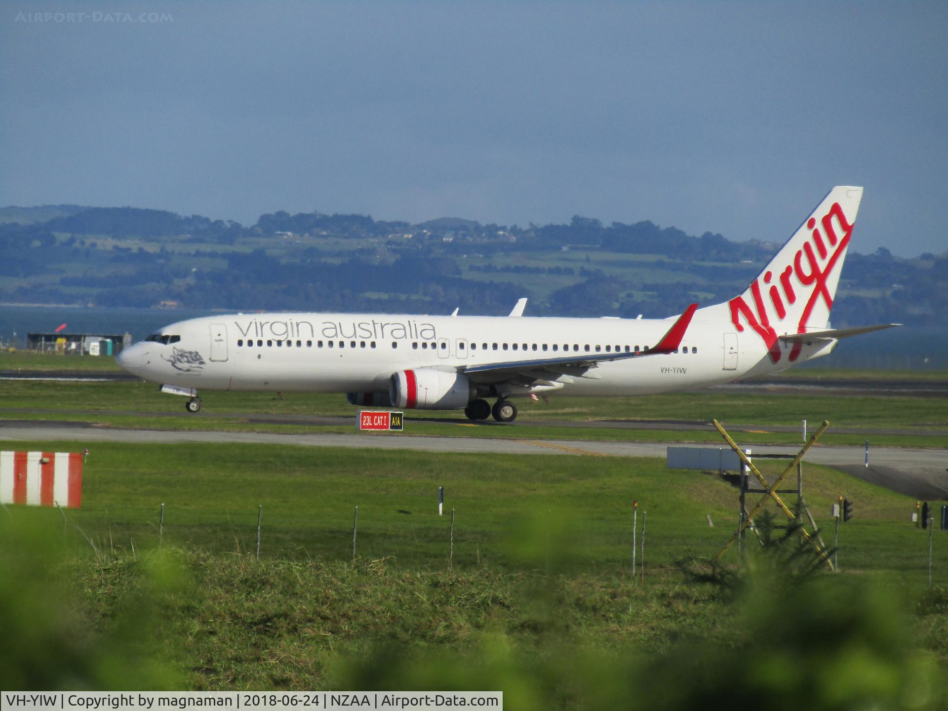 VH-YIW, 2014 Boeing 737-8FE C/N 40700, waiting to depart AKL