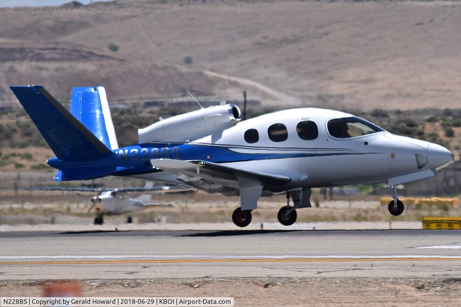 N228BS, 2018 Cirrus SF50 Vision C/N 0040, landing RWY 28R.