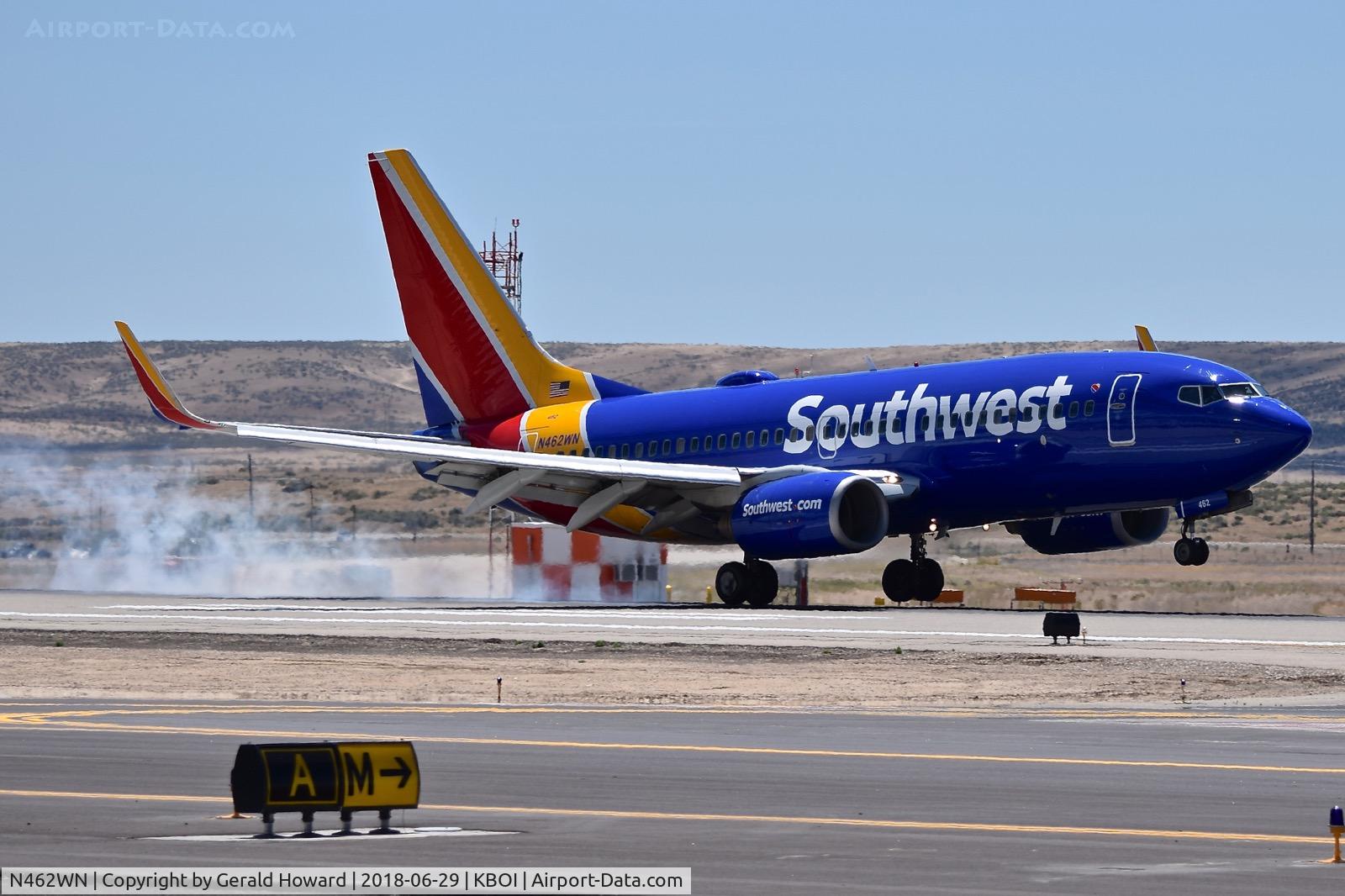 N462WN, 2004 Boeing 737-7H4 C/N 32466, Touch down on RWY 28R.