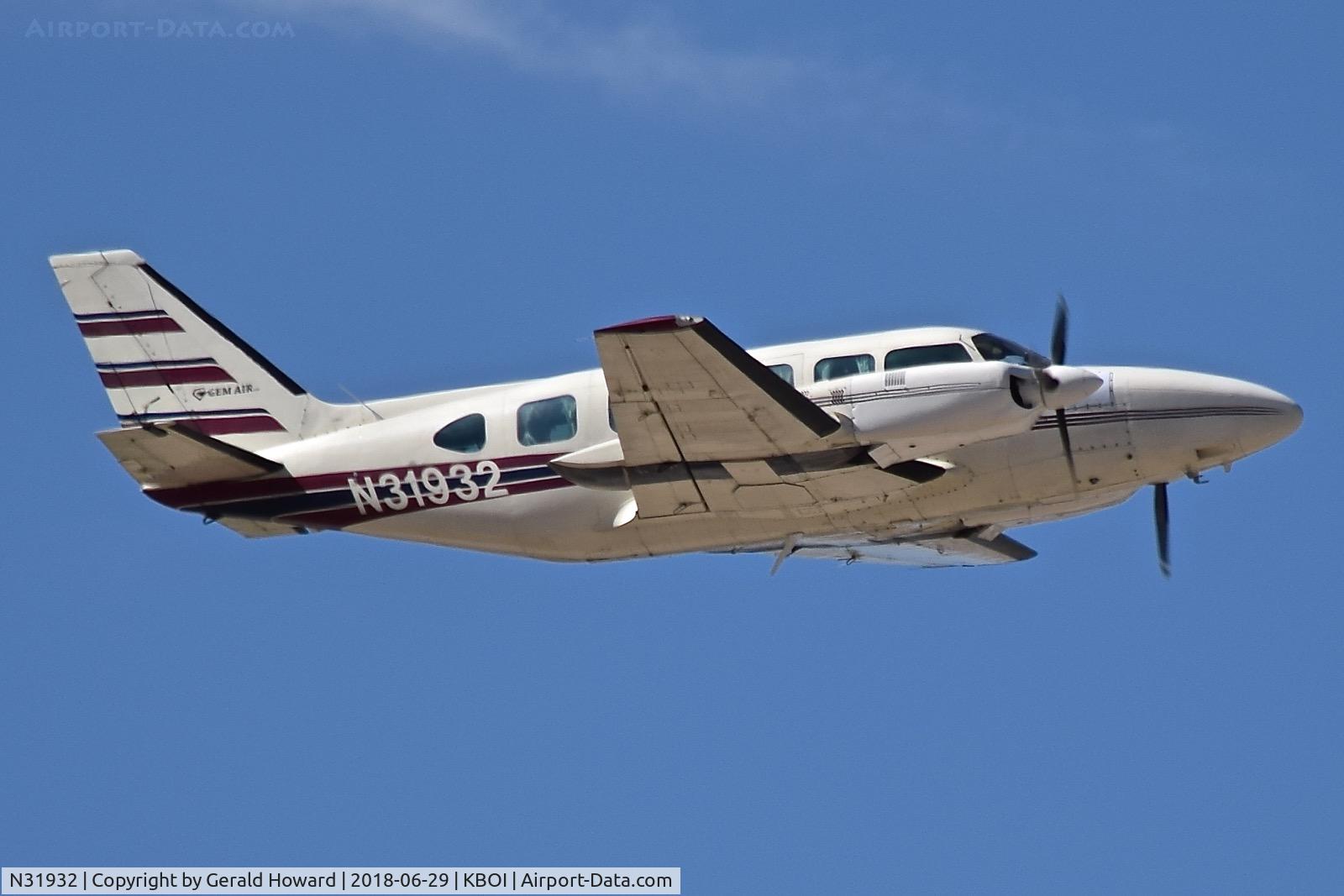 N31932, 1973 Piper PA-31-350 Chieftain C/N 31-7405144, Climb out from RWY 28R.