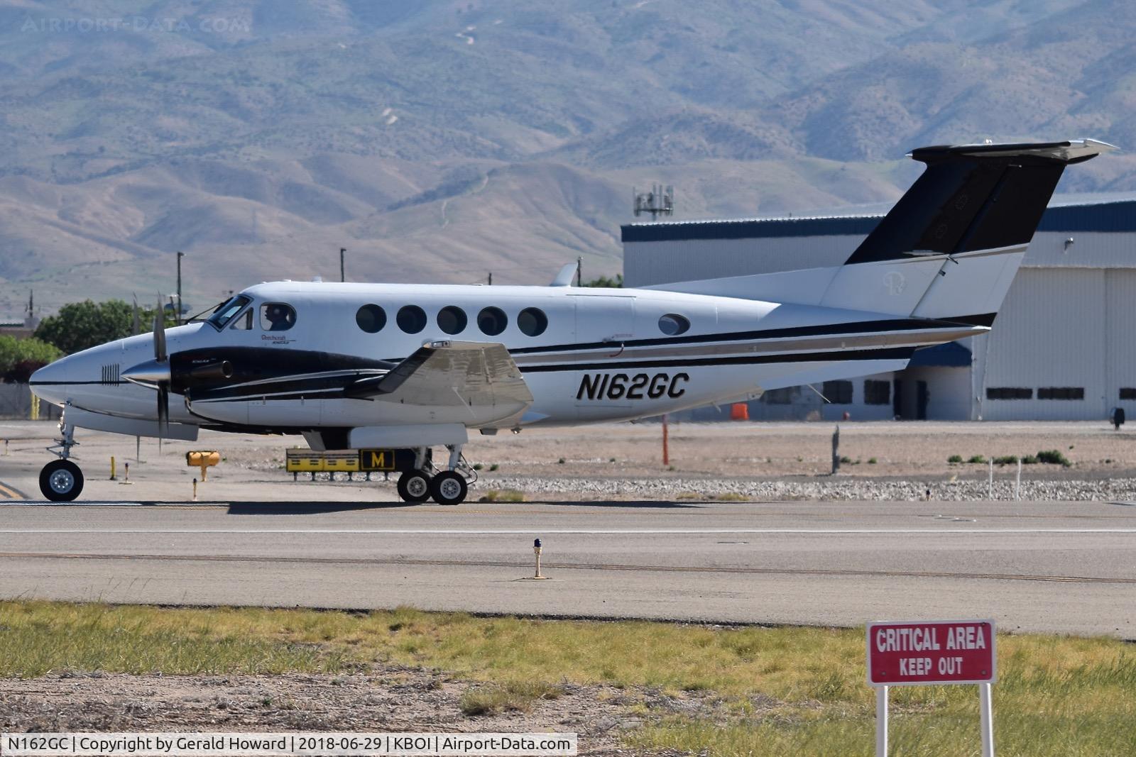 N162GC, 1985 Beech B200 King Air C/N BB-1238, Starting take off run on RWY 28L.