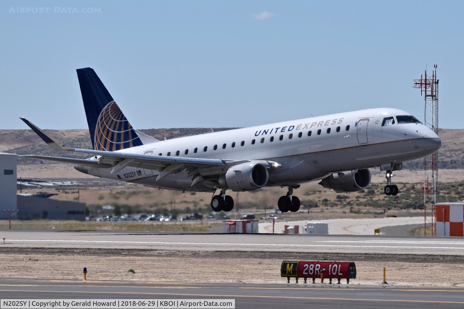 N202SY, 2016 Embraer 175LR (ERJ-170-200LR) C/N 17000624, Landing RWY 28R.