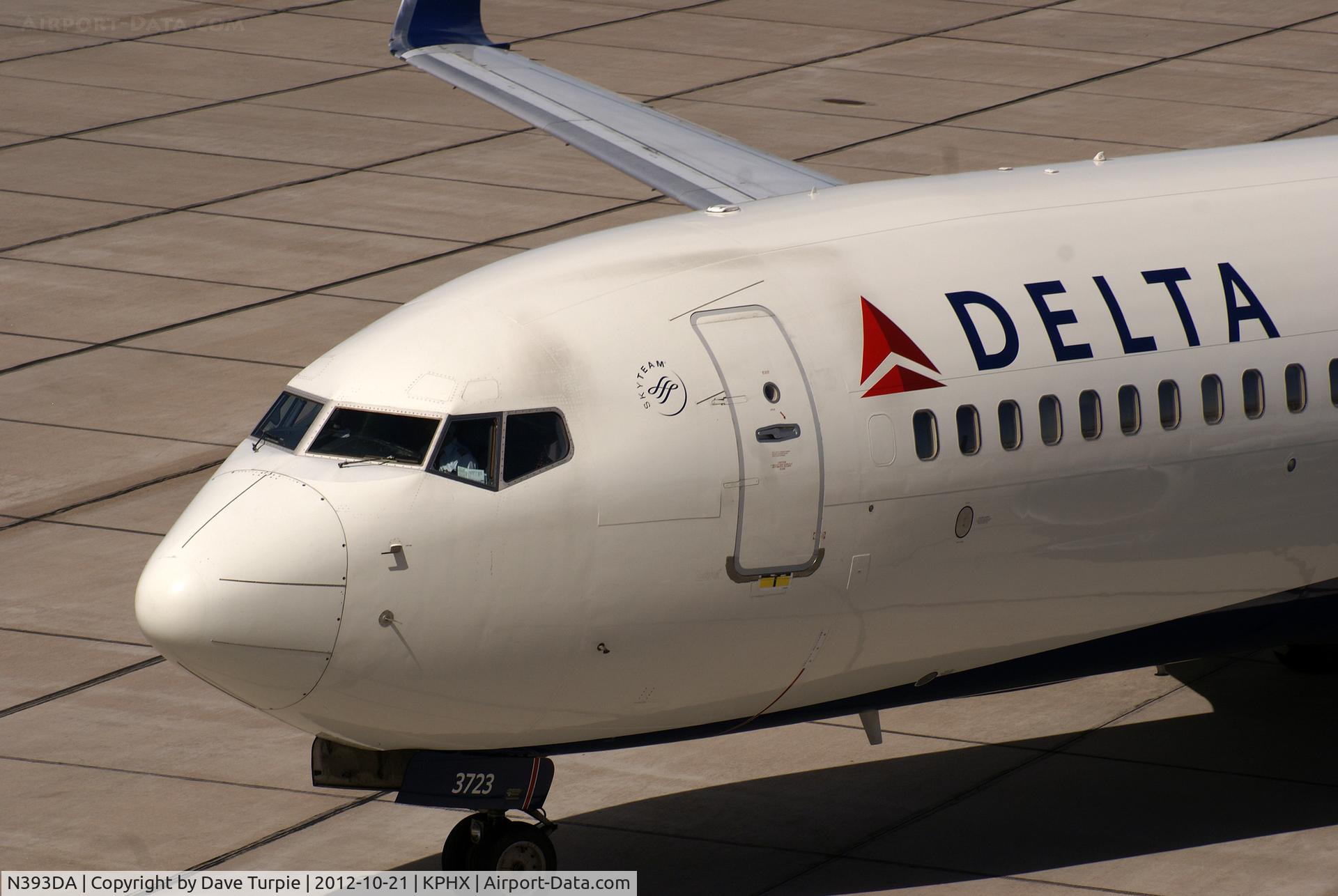 N393DA, 2000 Boeing 737-832 C/N 30377, No comment.