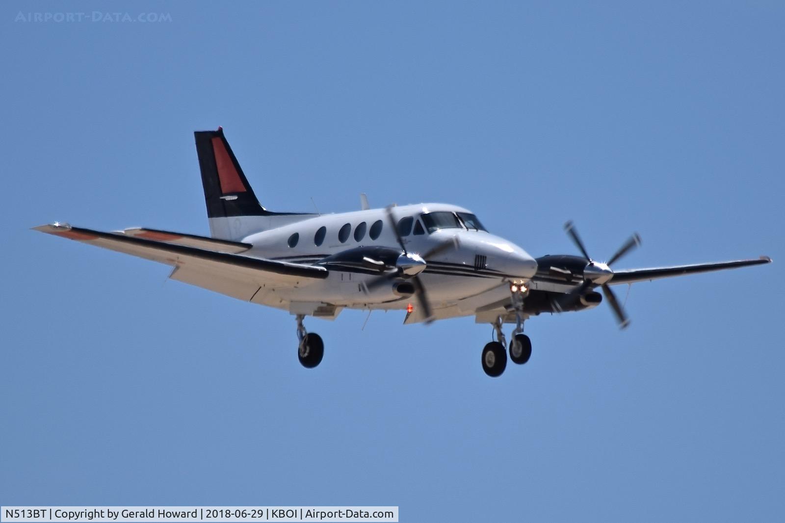 N513BT, Raytheon C90GT King Air C/N LJ-1798, Landing RWY 28R.