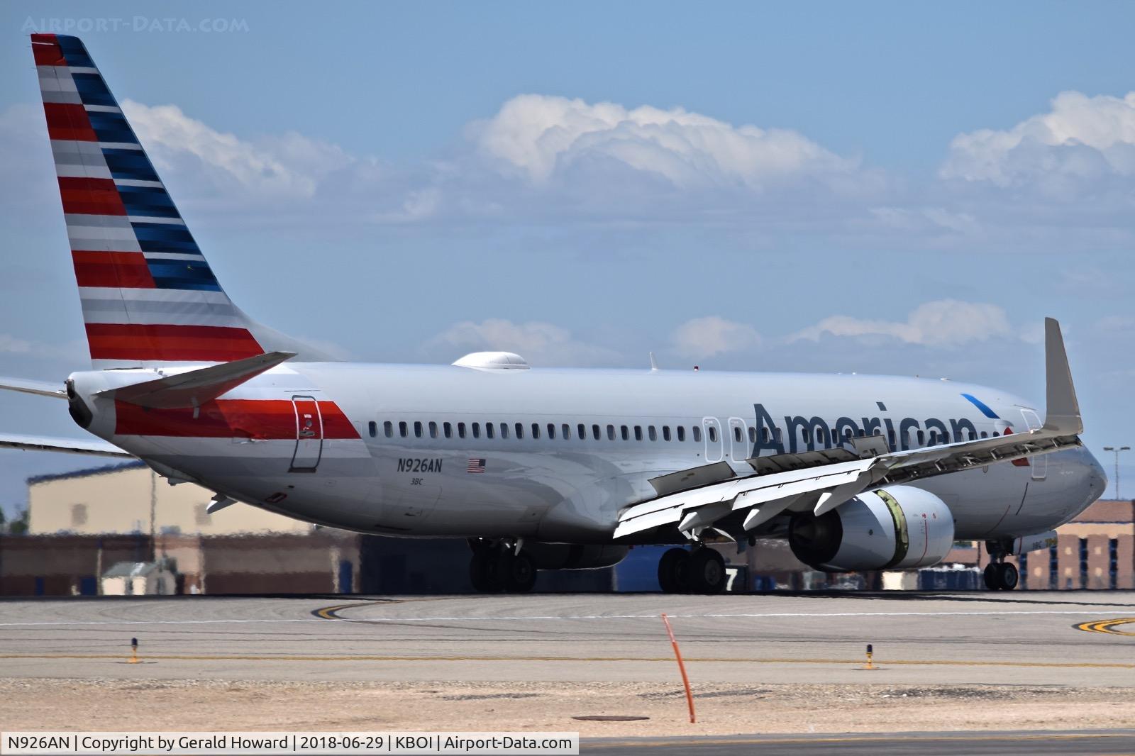 N926AN, 2000 Boeing 737-823 C/N 29527, Landing roll out on RWY 28R.